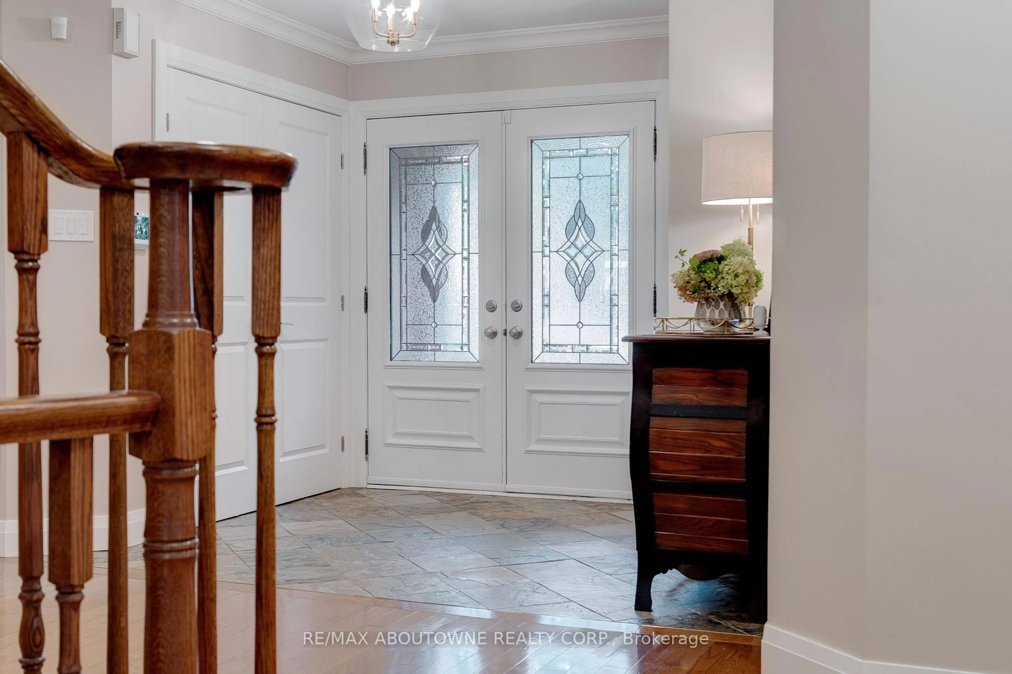 Indoor entryway for 1397 Forestbrook Rd, Oakville Ontario L6M 2H6