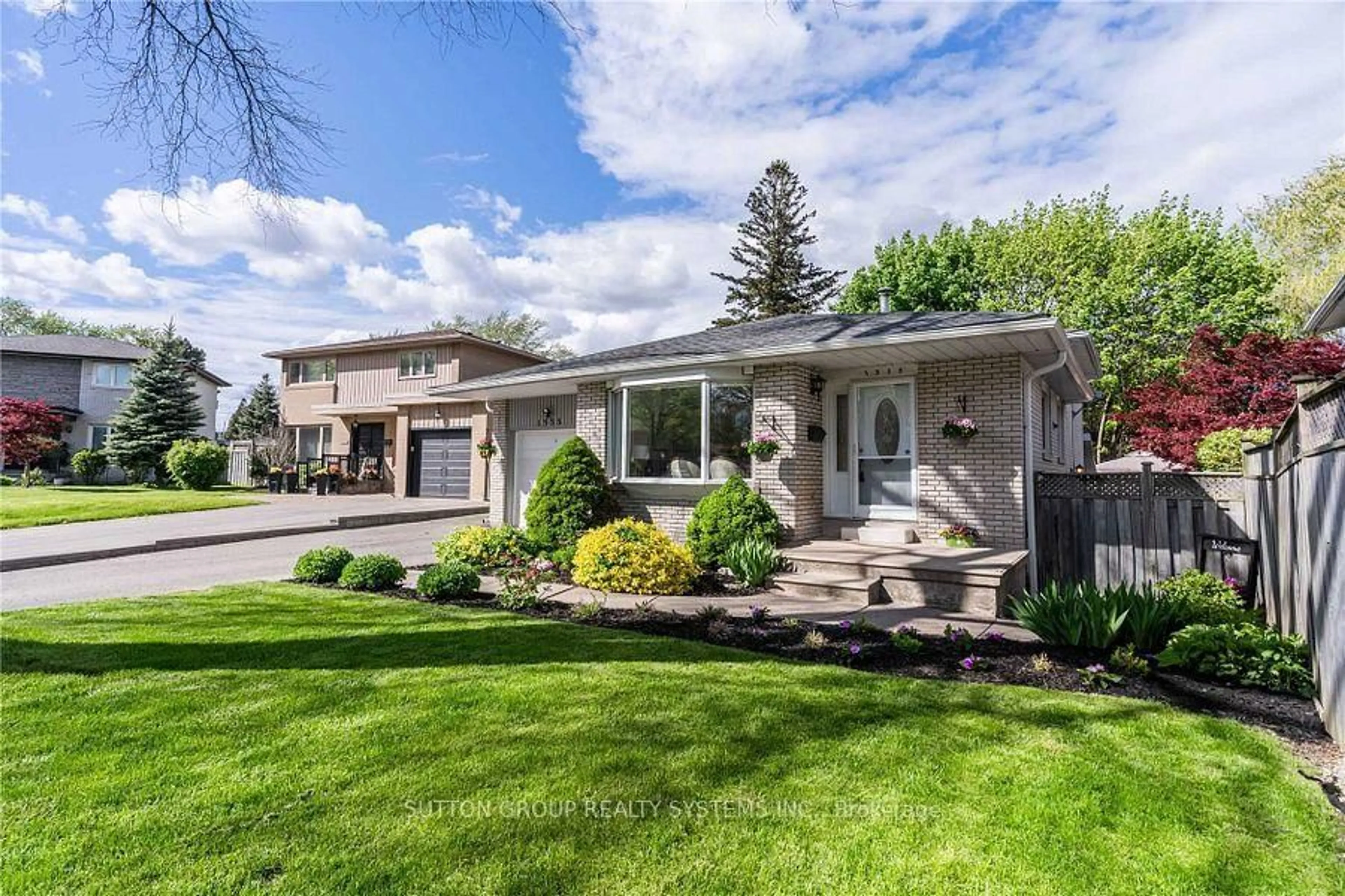 Home with vinyl exterior material, street for 1535 Thetford Crt, Mississauga Ontario L5J 3N2