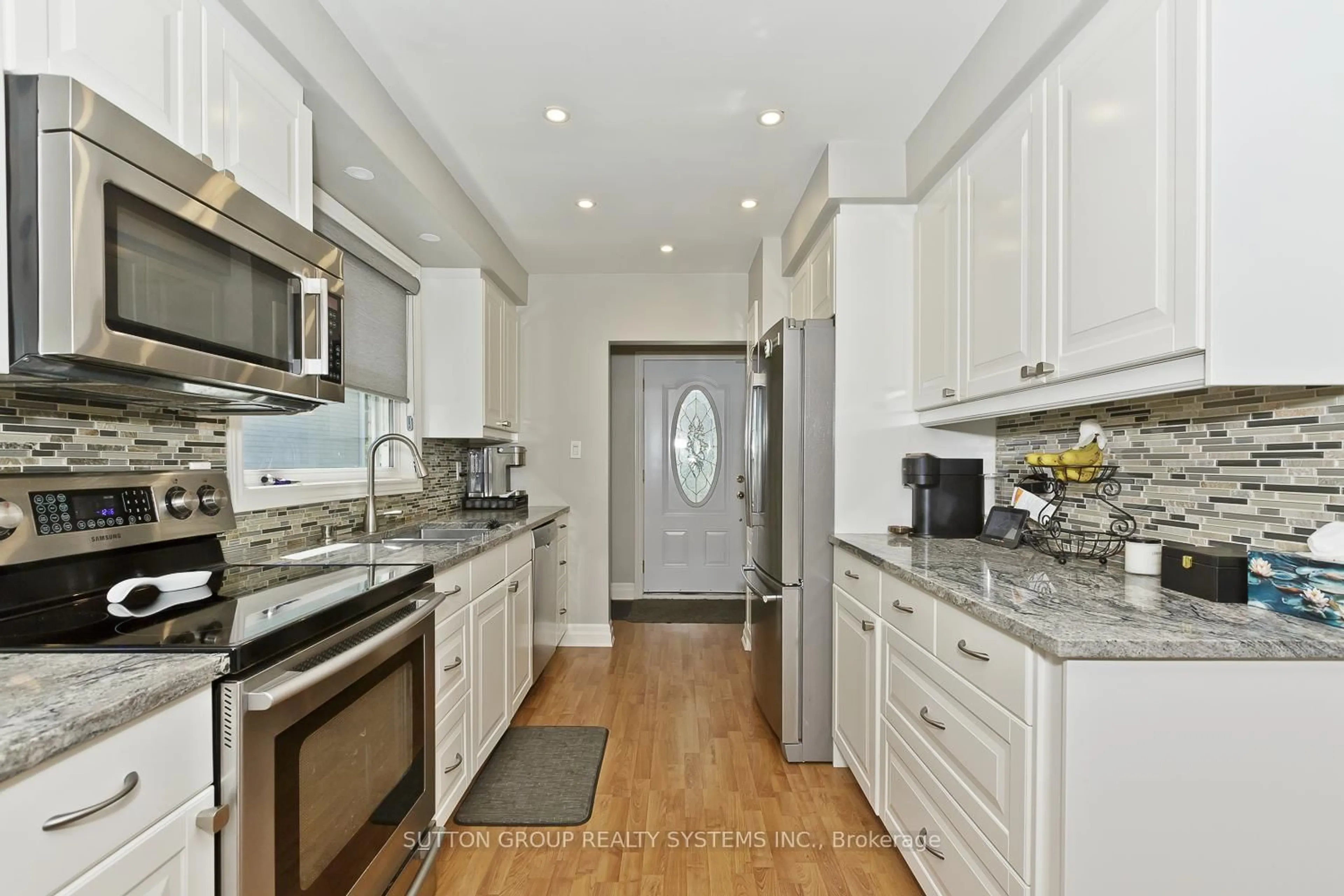Open concept kitchen, ceramic/tile floor for 1535 Thetford Crt, Mississauga Ontario L5J 3N2