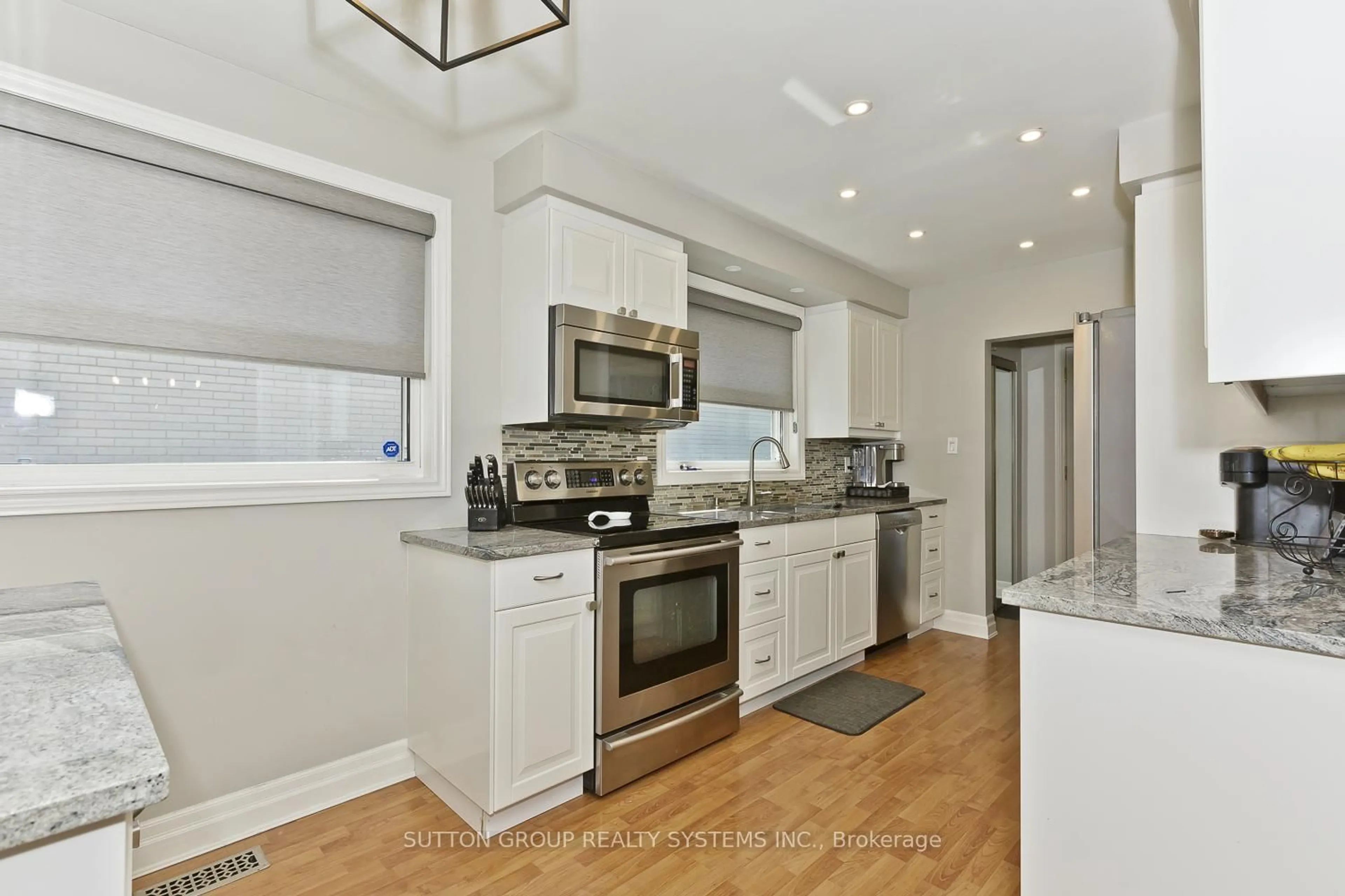 Open concept kitchen, unknown for 1535 Thetford Crt, Mississauga Ontario L5J 3N2