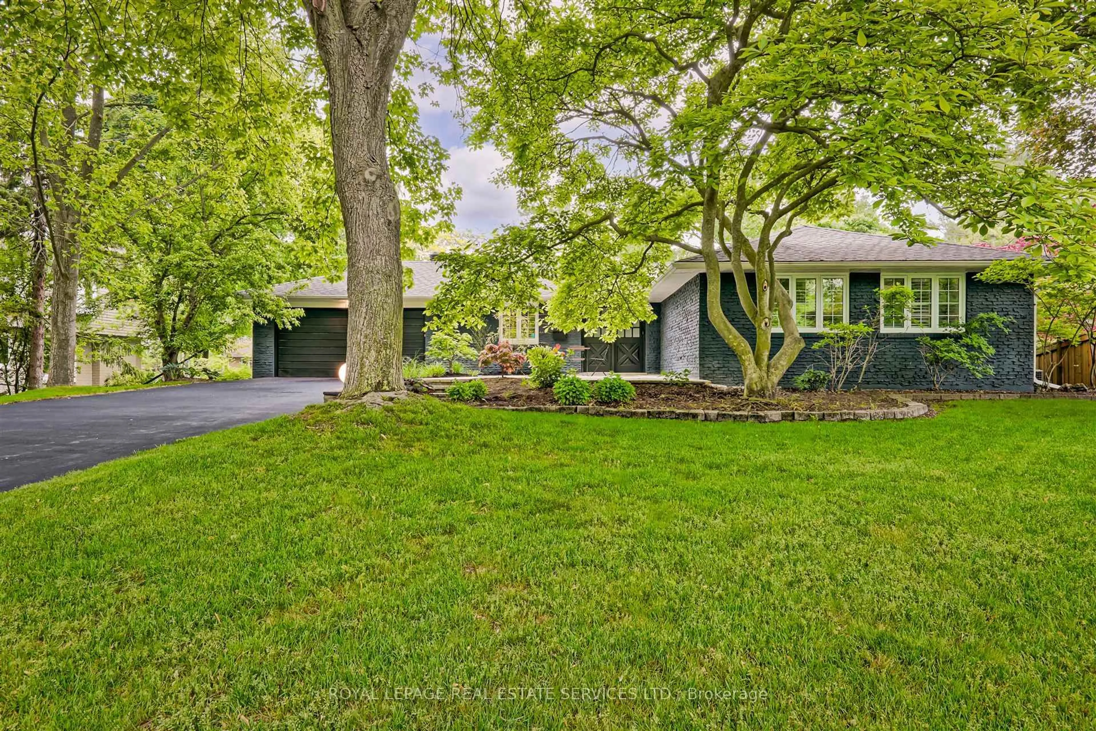 A pic from outside/outdoor area/front of a property/back of a property/a pic from drone, street for 169 Morrison Rd, Oakville Ontario L6J 4J3