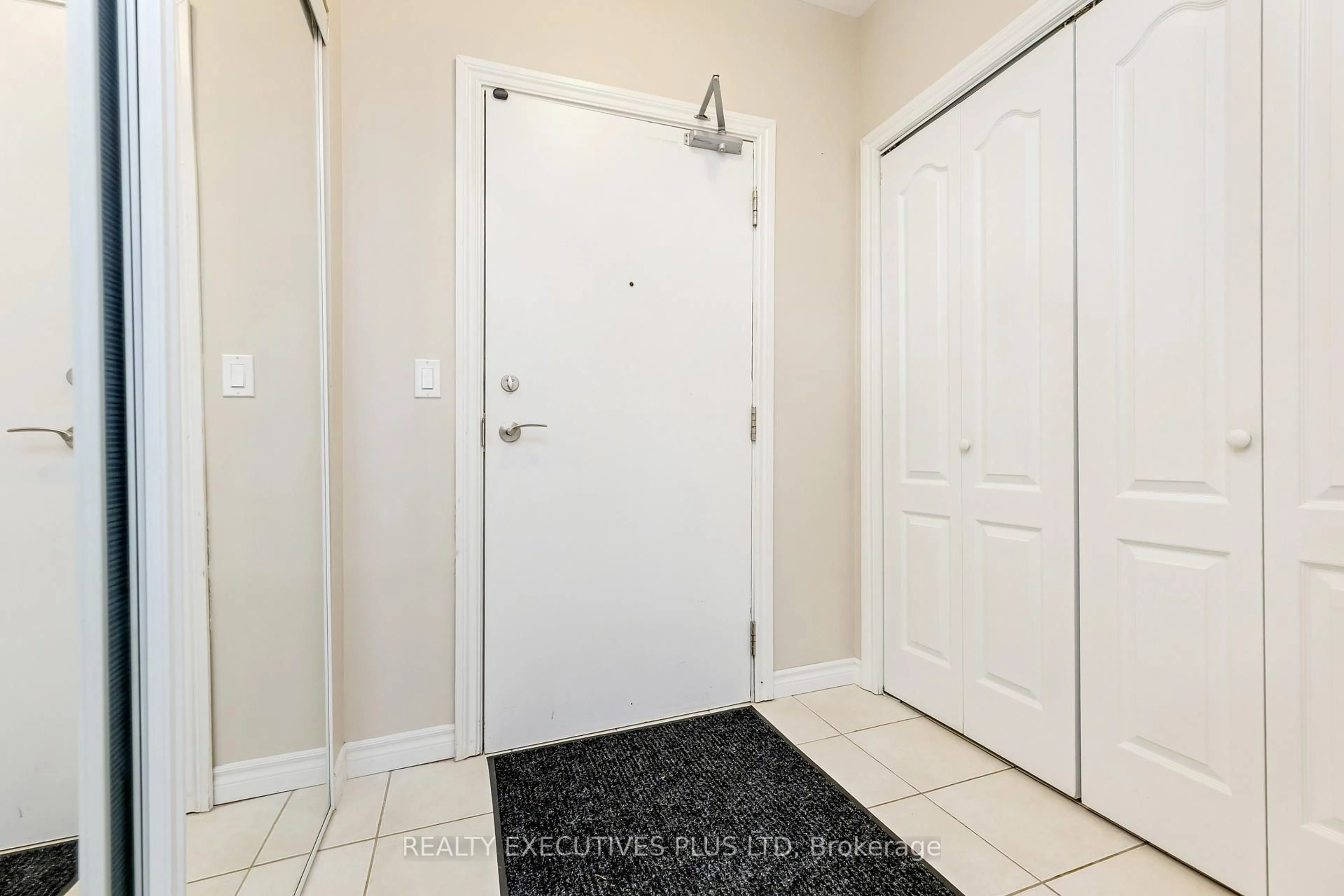 Indoor entryway for 830 Scollard Crt #313, Mississauga Ontario L5V 0A2