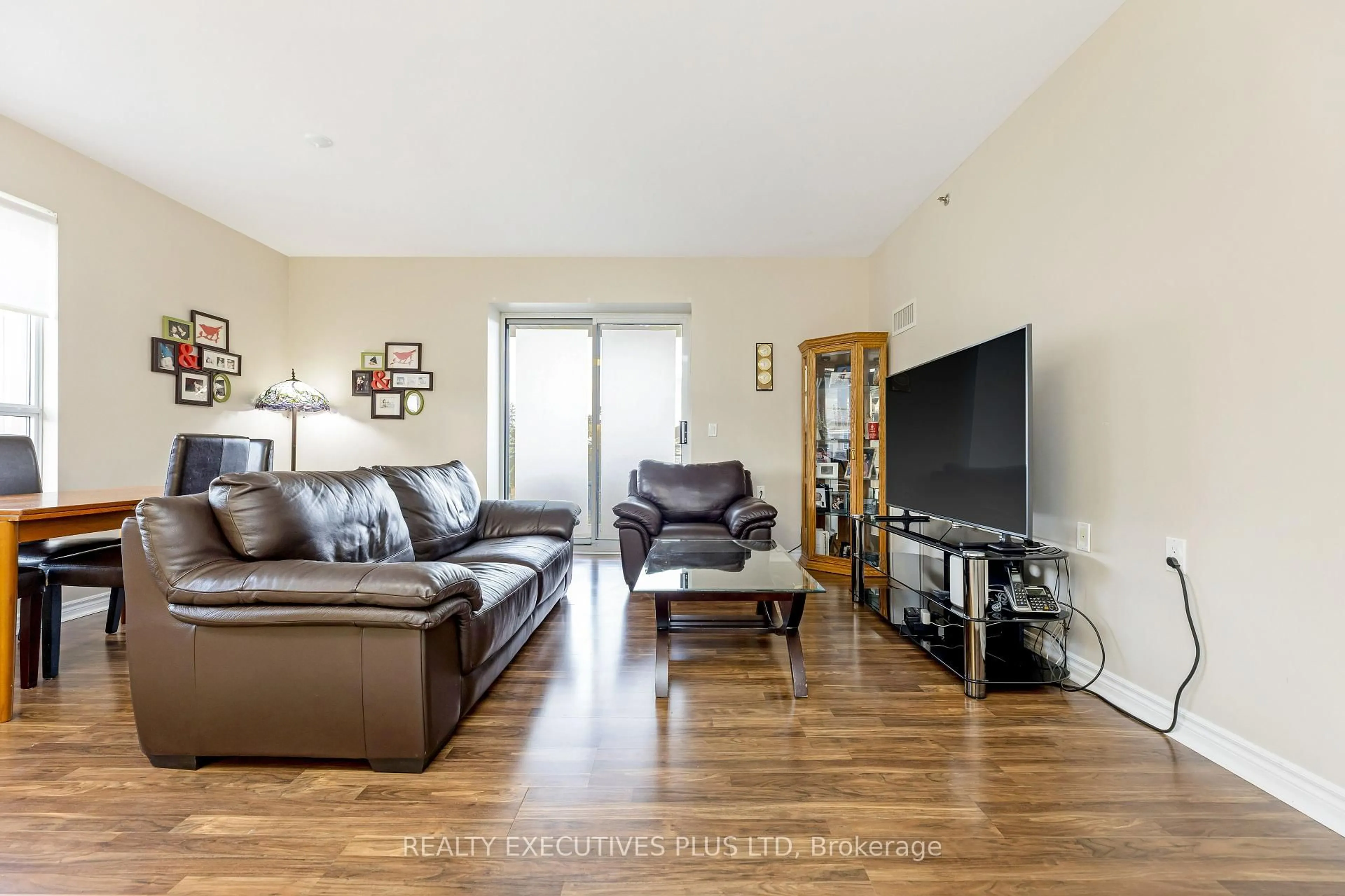 Living room with furniture, wood/laminate floor for 830 Scollard Crt #313, Mississauga Ontario L5V 0A2