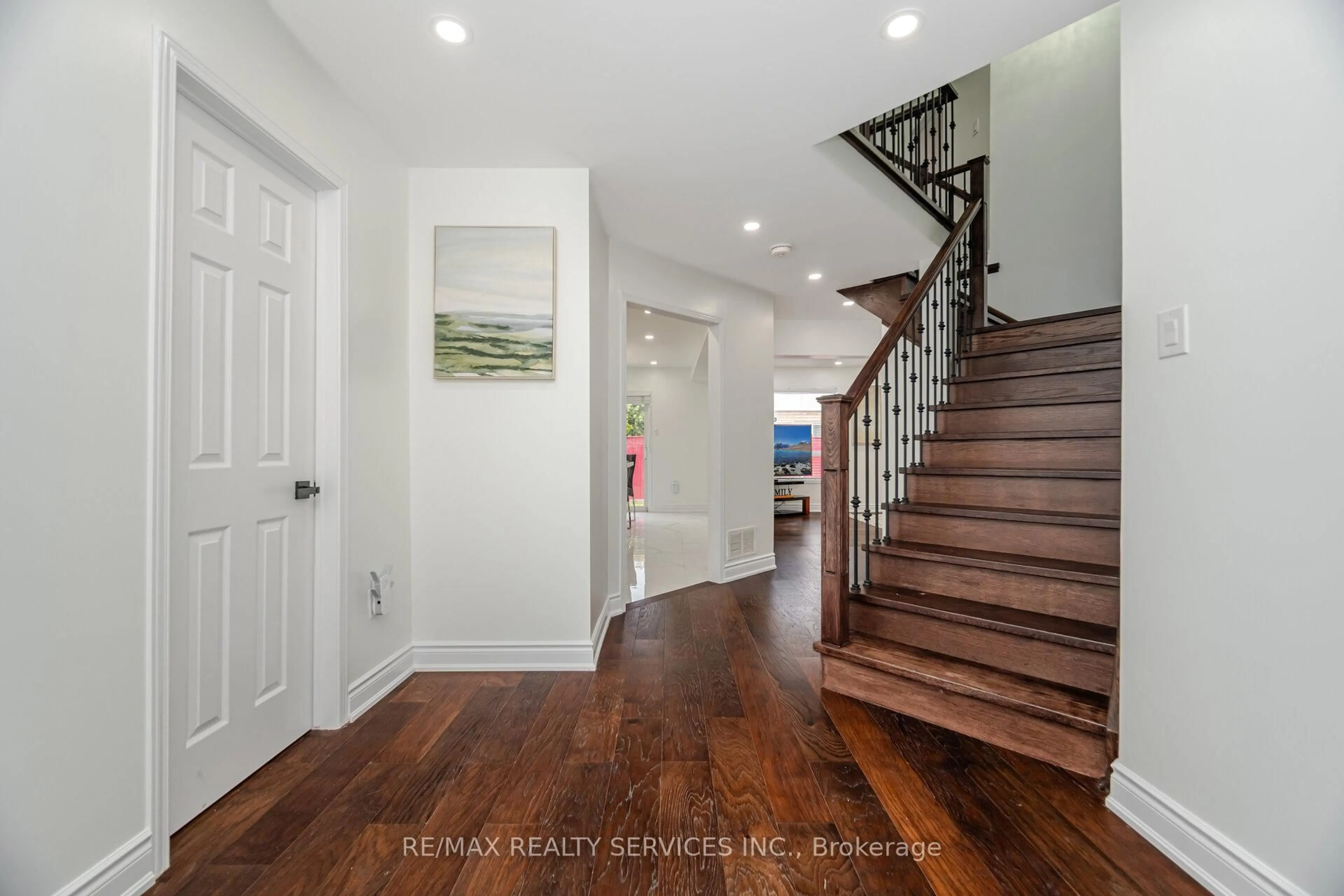 Indoor entryway for 12 Woodvalley Dr, Brampton Ontario L7A 1Z5
