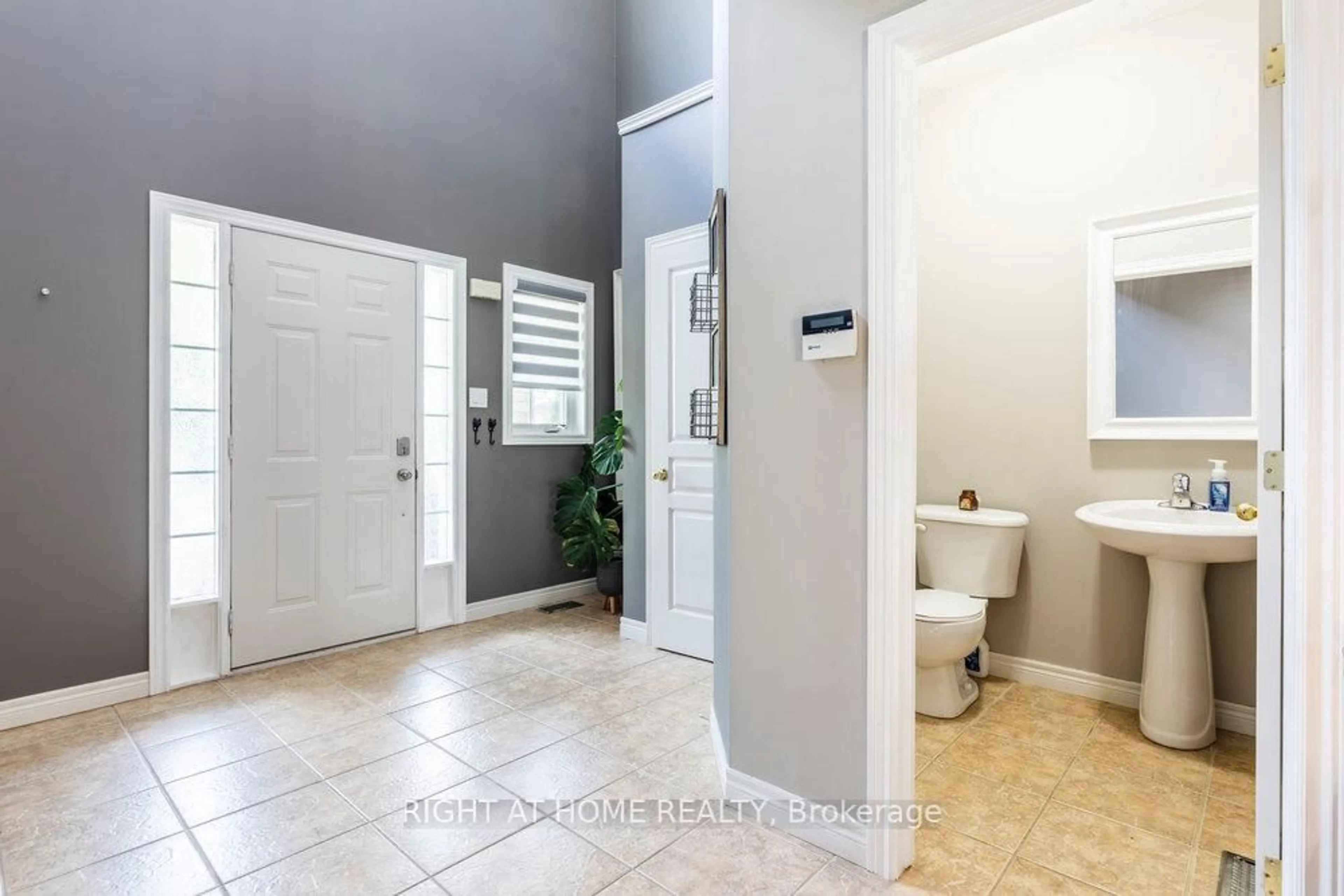 Indoor entryway for 2350 Norland Dr, Burlington Ontario L7L 7E6