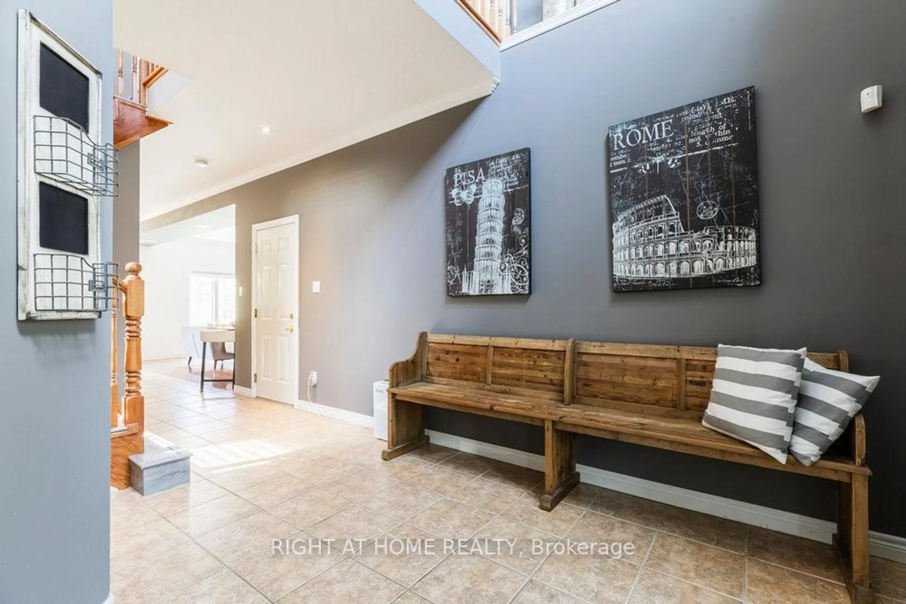 Indoor entryway for 2350 Norland Dr, Burlington Ontario L7L 7E6