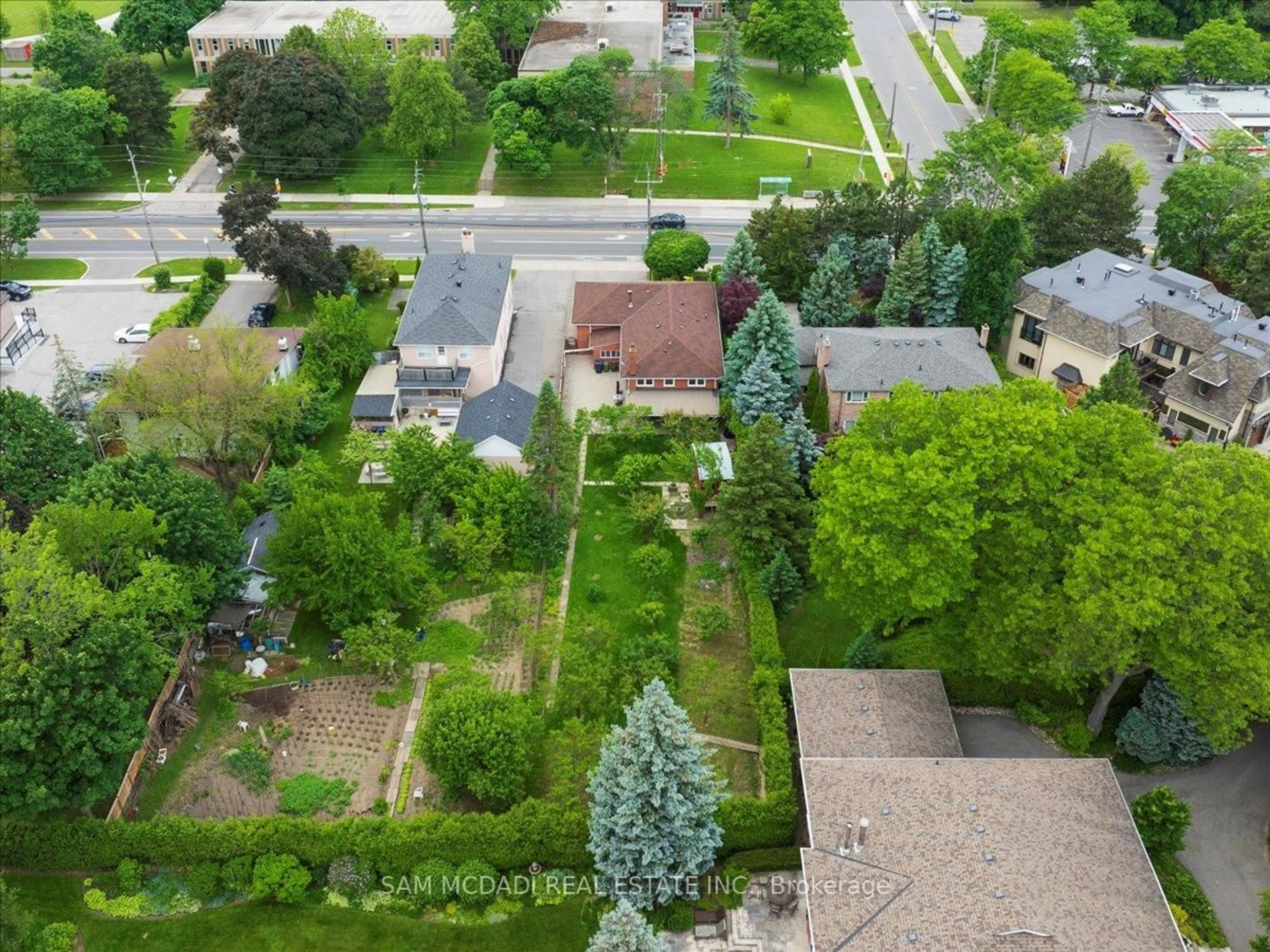 A pic from outside/outdoor area/front of a property/back of a property/a pic from drone, street for 1491 Royal York Rd, Toronto Ontario M9P 3B3
