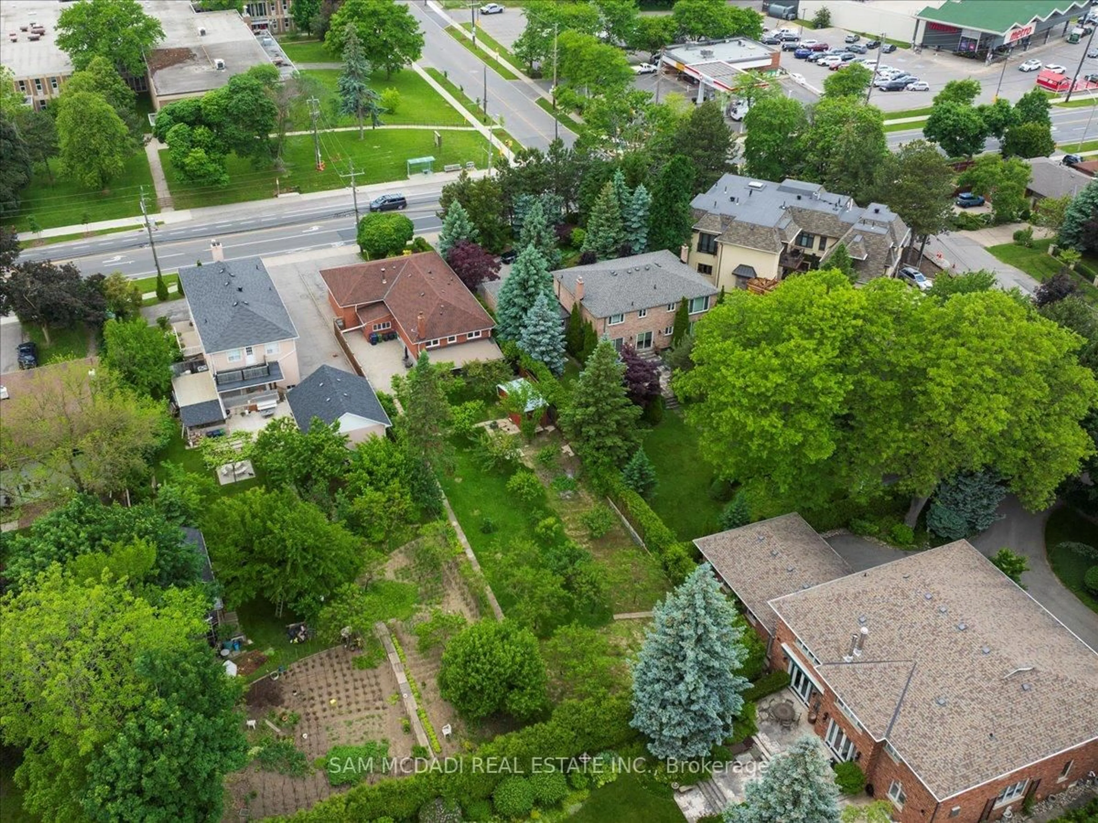 A pic from outside/outdoor area/front of a property/back of a property/a pic from drone, unknown for 1491 Royal York Rd, Toronto Ontario M9P 3B3