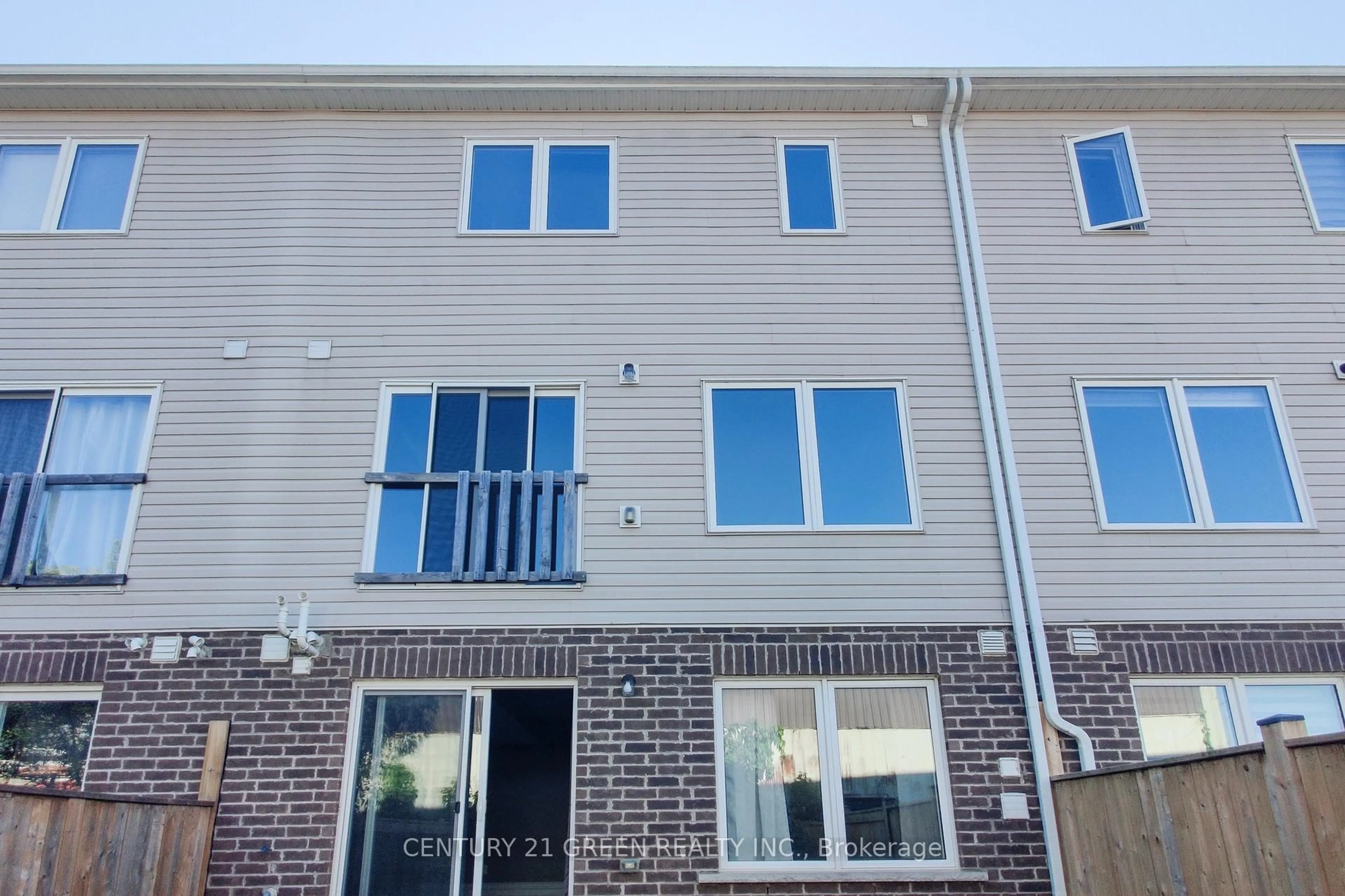 Home with vinyl exterior material, building for 1 Chisholm St #D, Orangeville Ontario L9W 6Y6