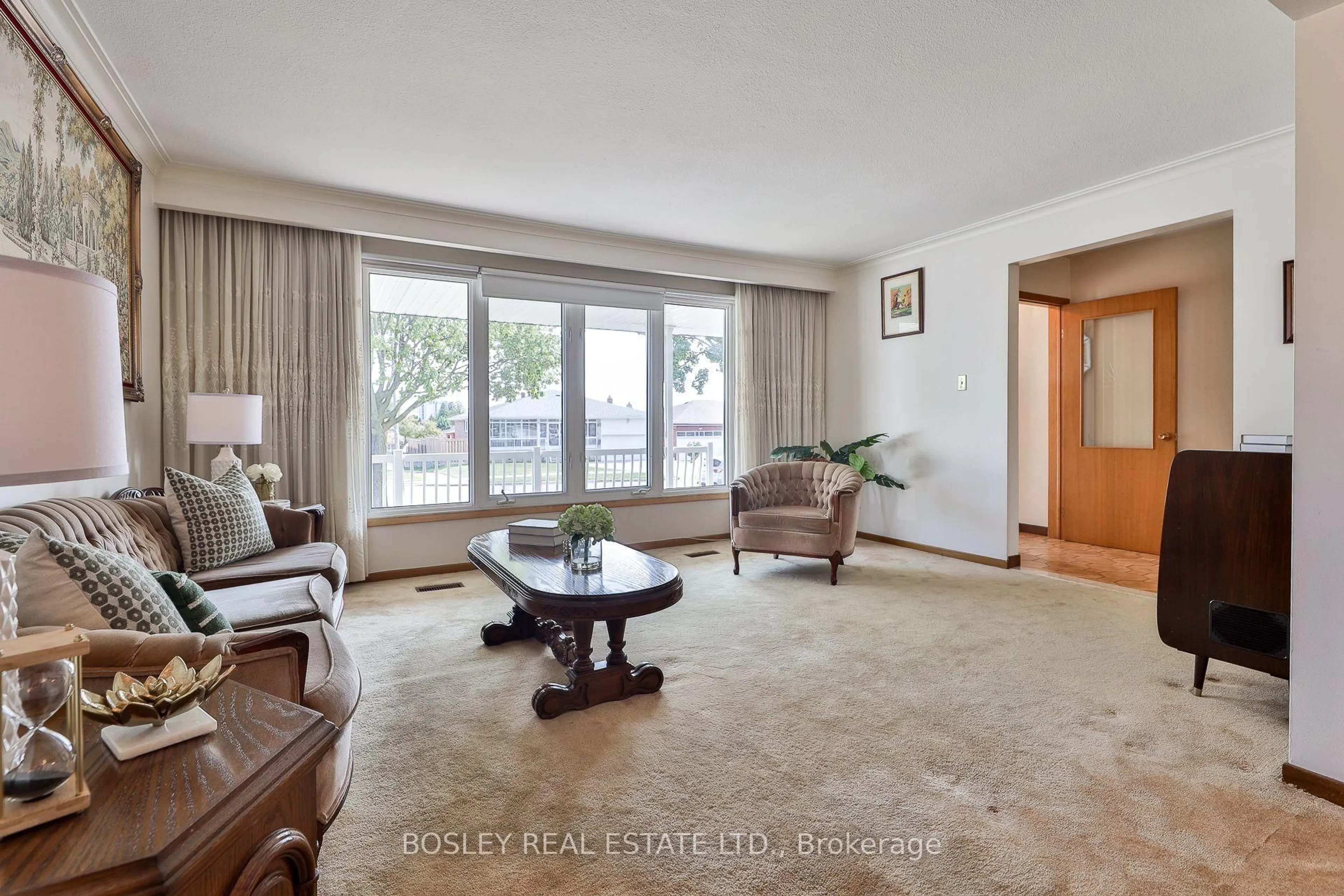 Living room with furniture, unknown for 61 Bartel Dr, Toronto Ontario M3N 1C8
