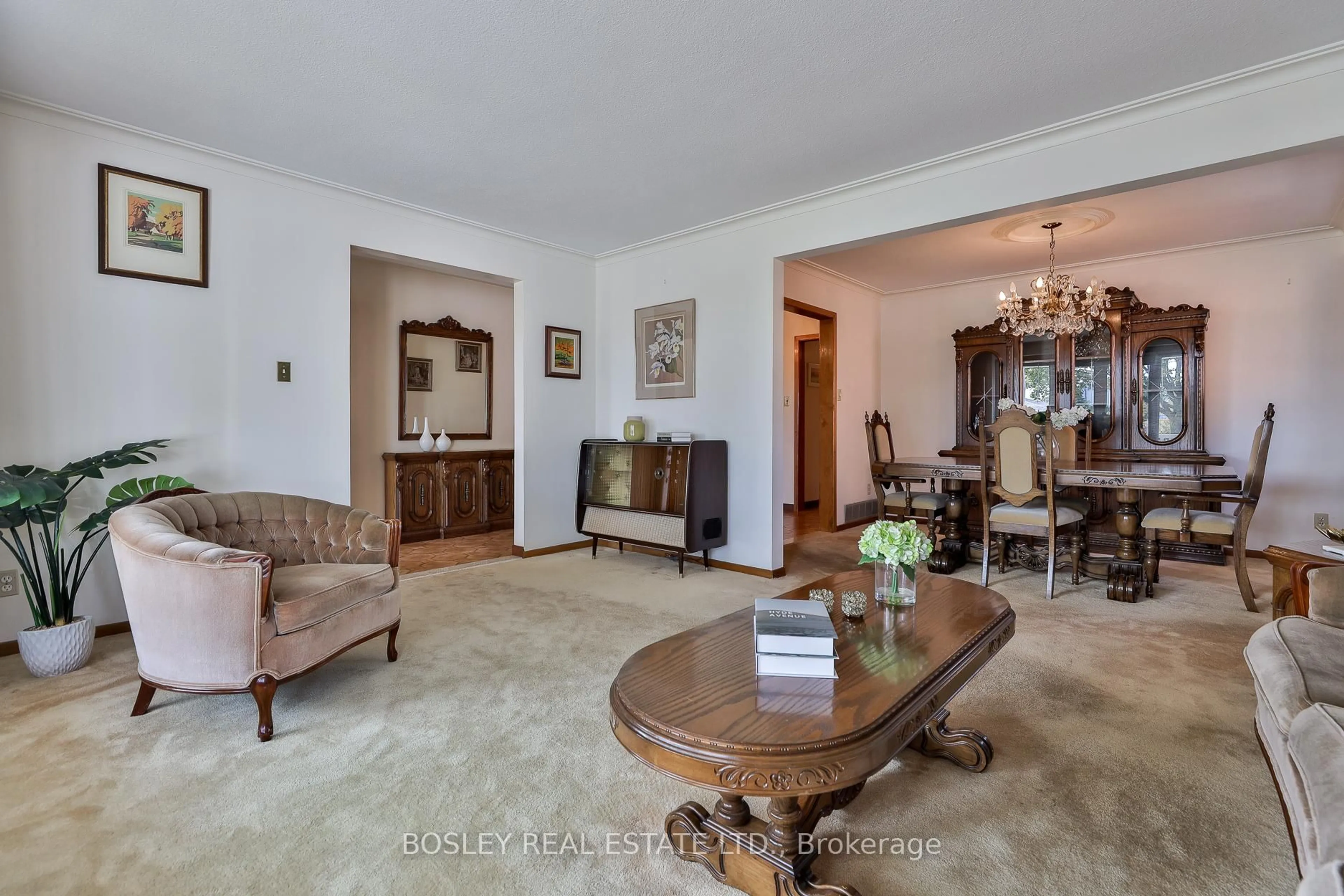 Living room with furniture, unknown for 61 Bartel Dr, Toronto Ontario M3N 1C8