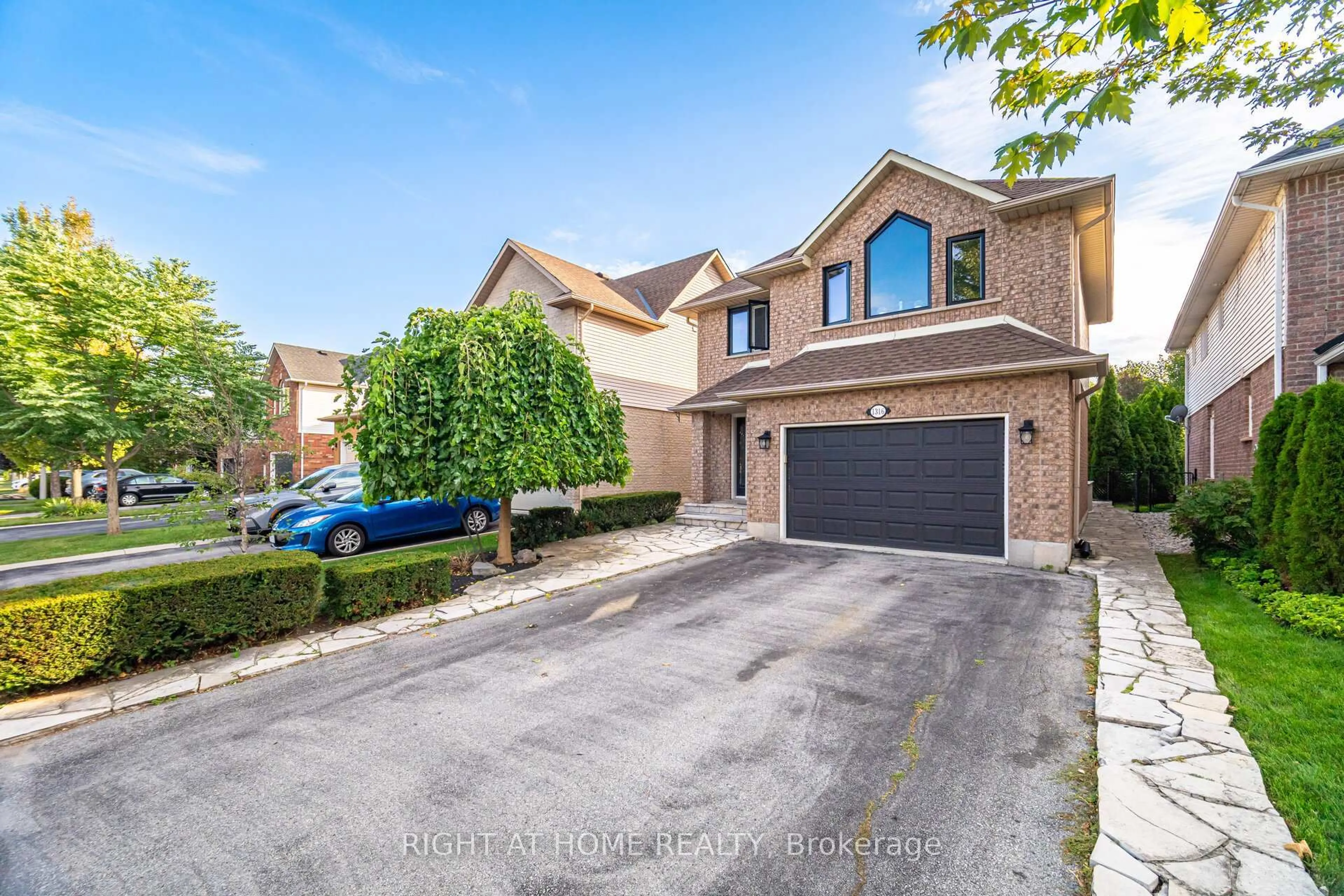 A pic from outside/outdoor area/front of a property/back of a property/a pic from drone, street for 1316 Inglehart Dr, Burlington Ontario L7M 4X6