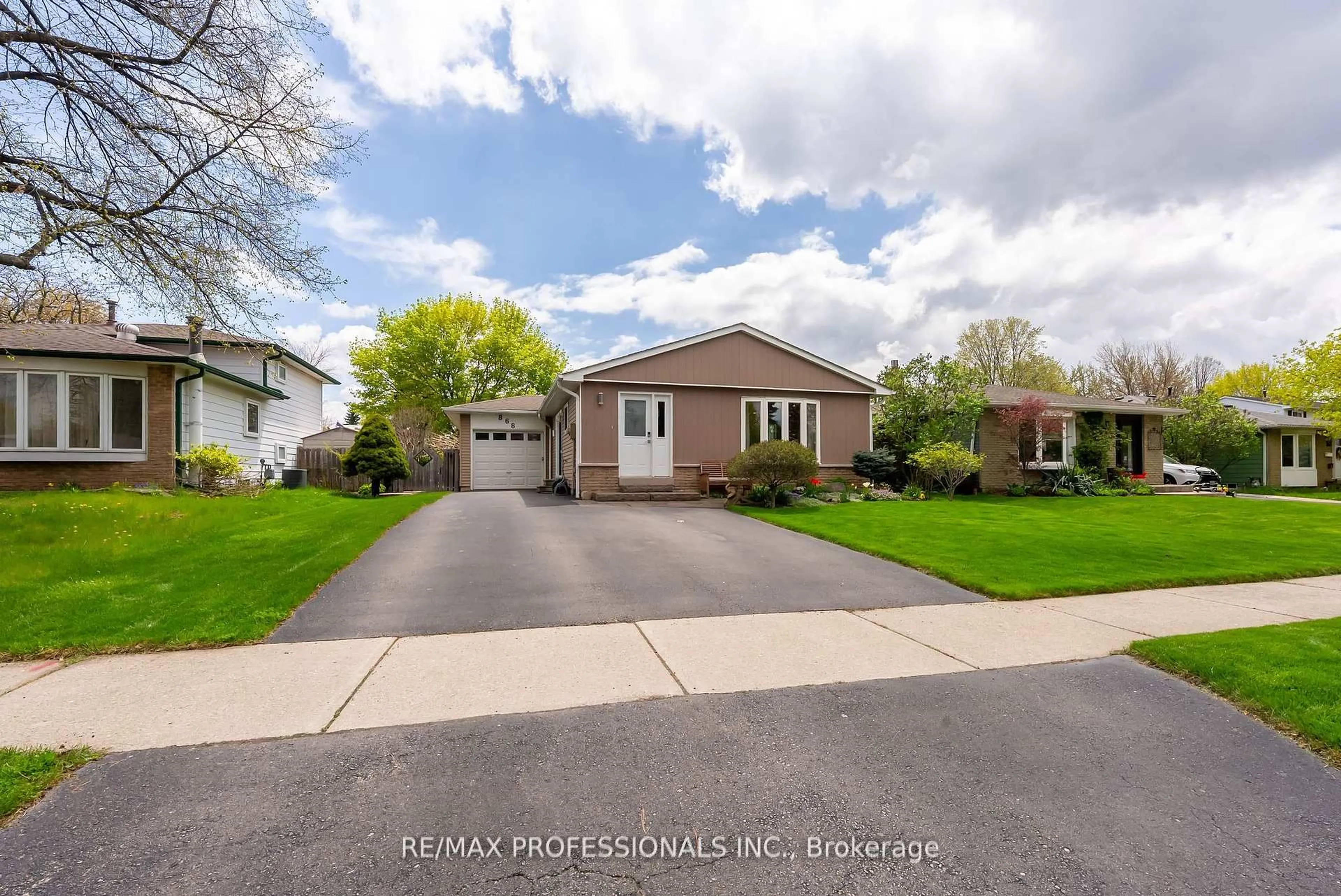 A pic from outside/outdoor area/front of a property/back of a property/a pic from drone, street for 868 Governors Crt, Milton Ontario L9T 3W6