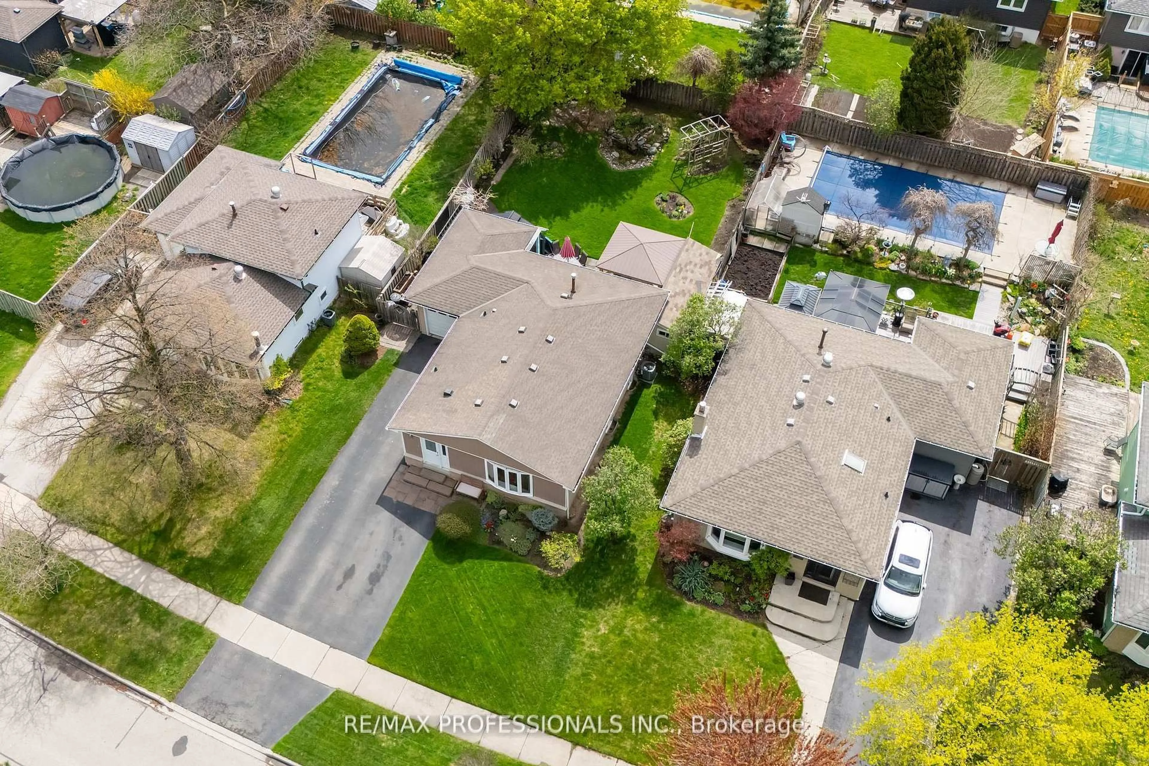 A pic from outside/outdoor area/front of a property/back of a property/a pic from drone, street for 868 Governors Crt, Milton Ontario L9T 3W6