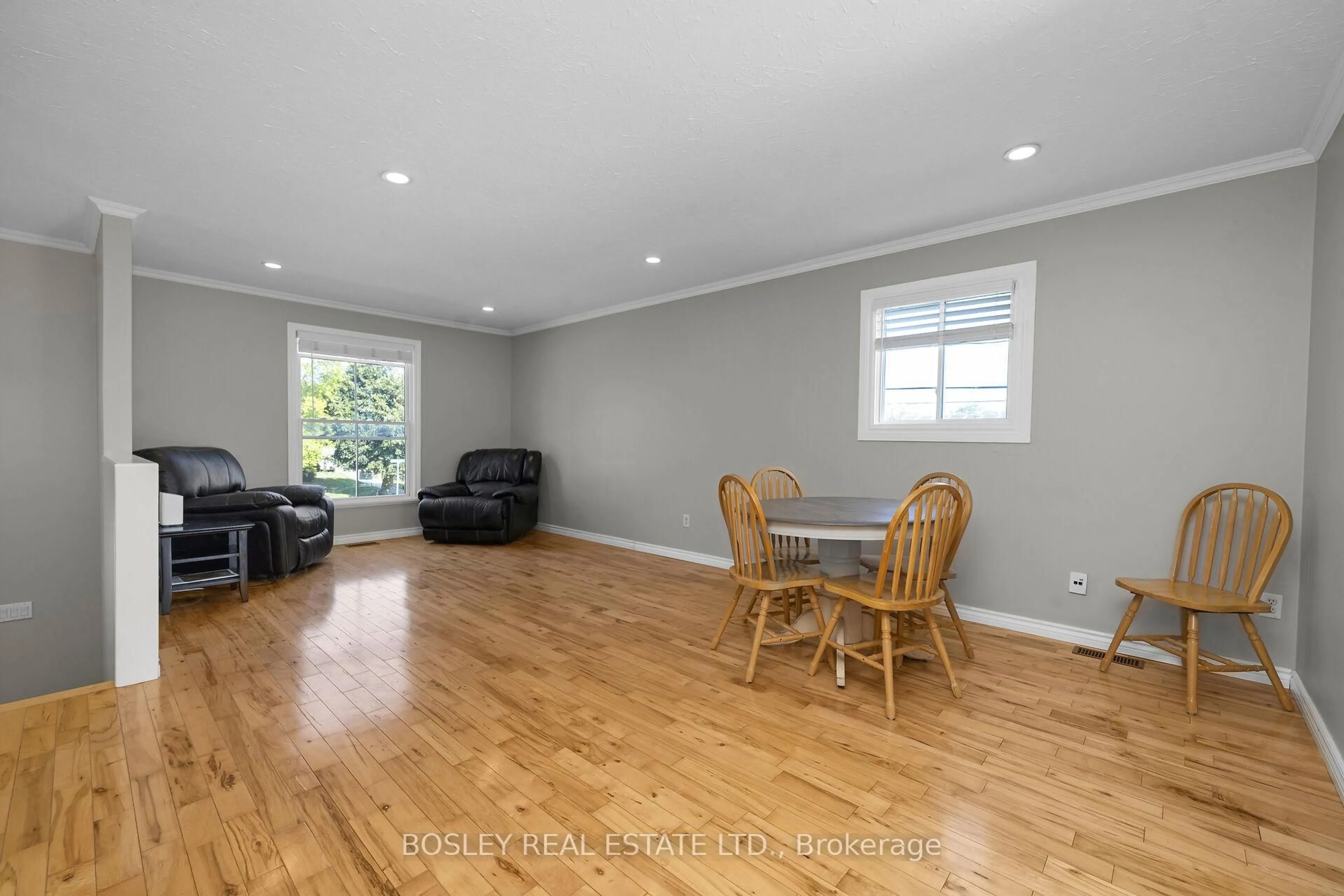 Living room with furniture, wood/laminate floor for 2 Princess St, Orangeville Ontario L9W 3V5