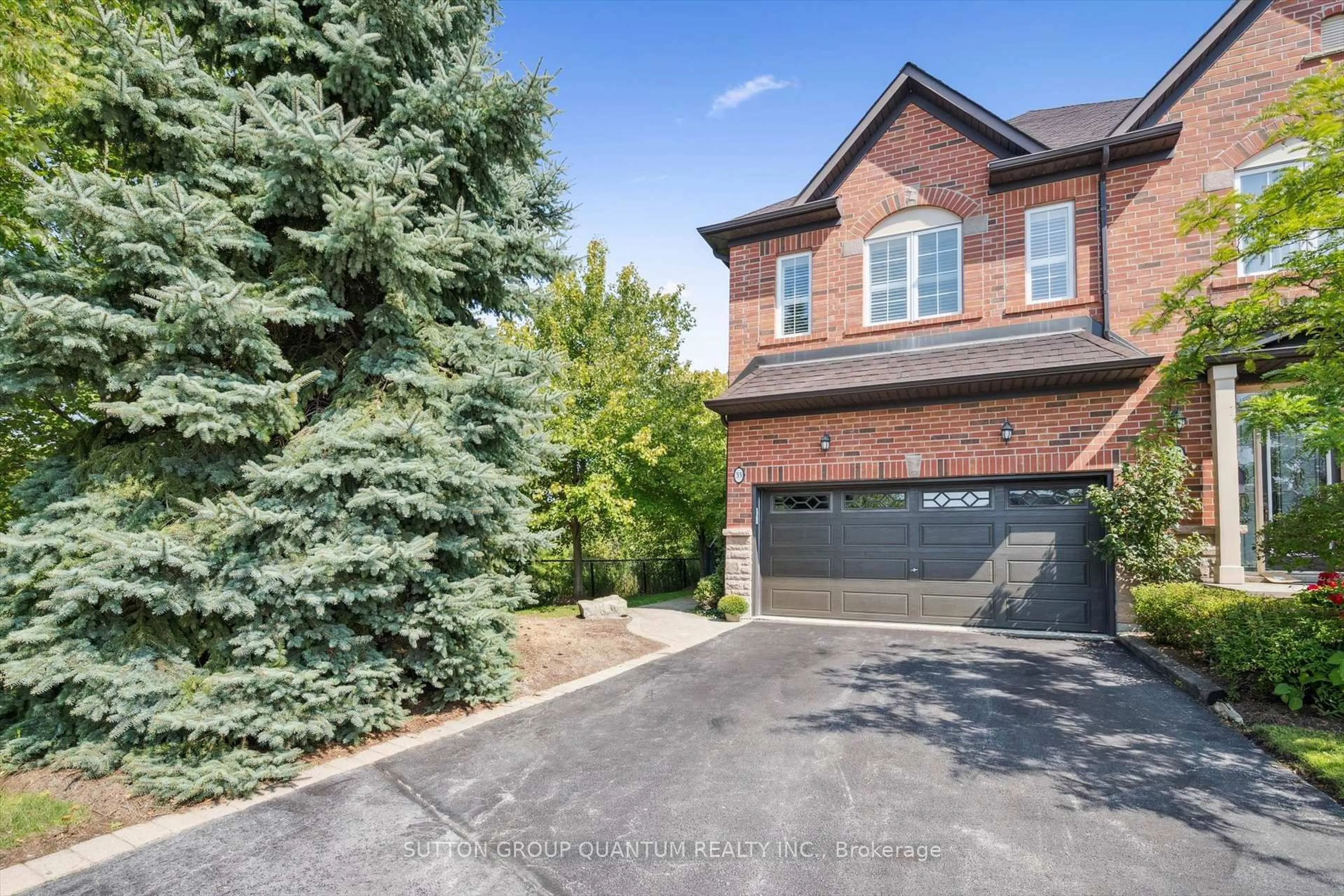 Home with brick exterior material, street for 300 Ravineview Way #33, Oakville Ontario L6H 7J1