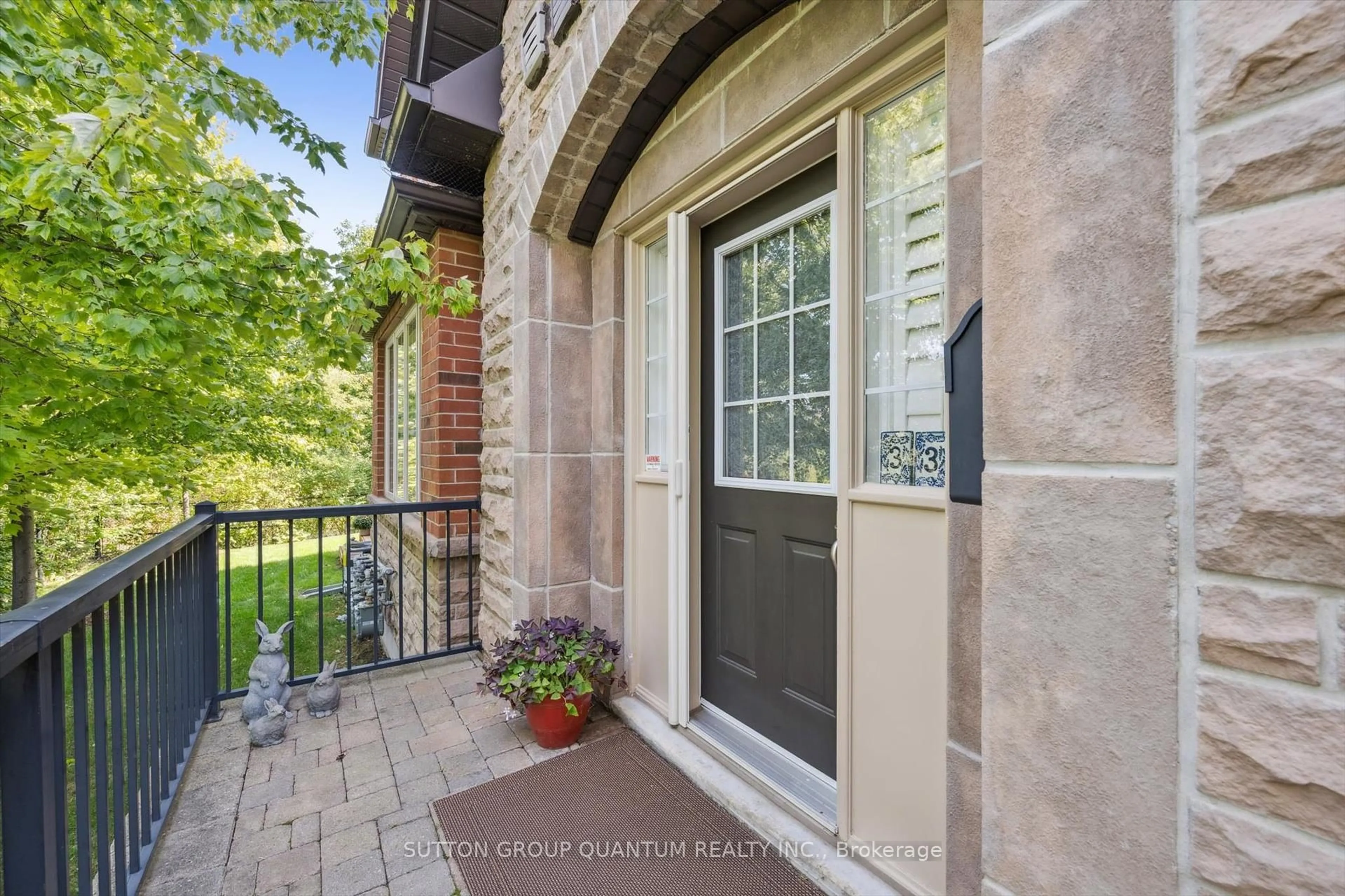 Indoor entryway for 300 Ravineview Way #33, Oakville Ontario L6H 7J1