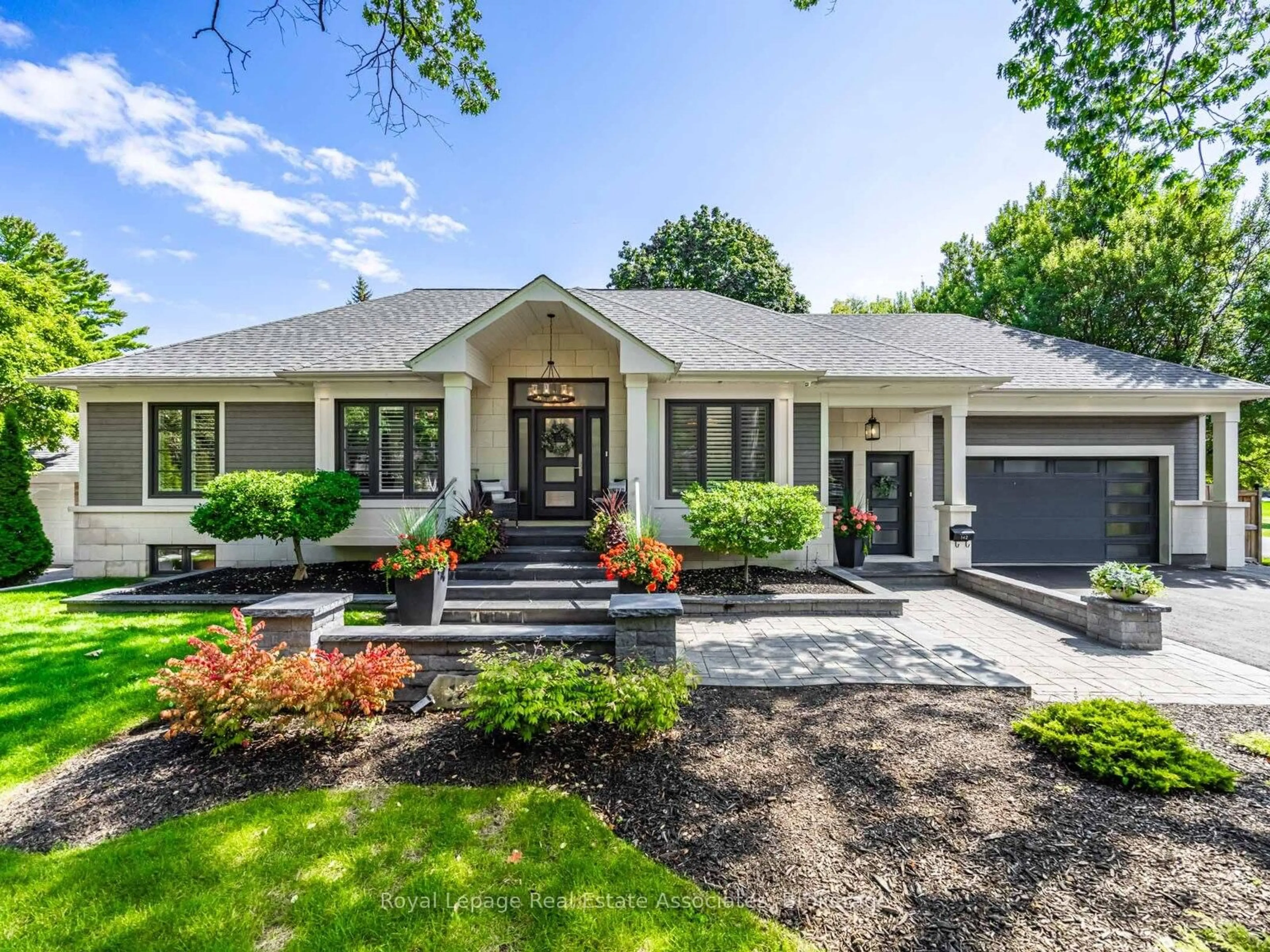 Home with brick exterior material, street for 142 Mineola Rd, Mississauga Ontario L5G 2E8