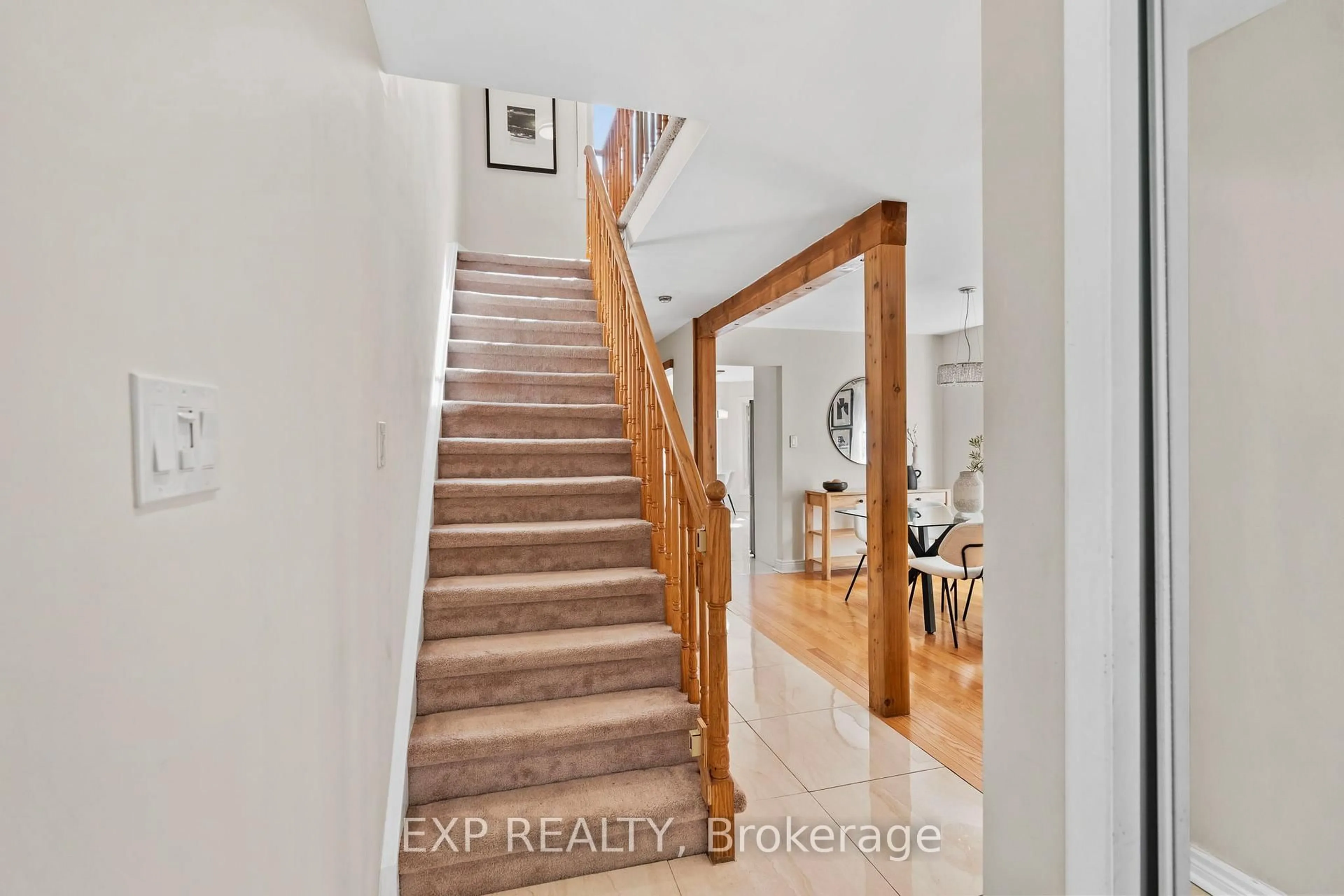 Indoor entryway for 2064 Glenada Cres, Oakville Ontario L6H 4M2