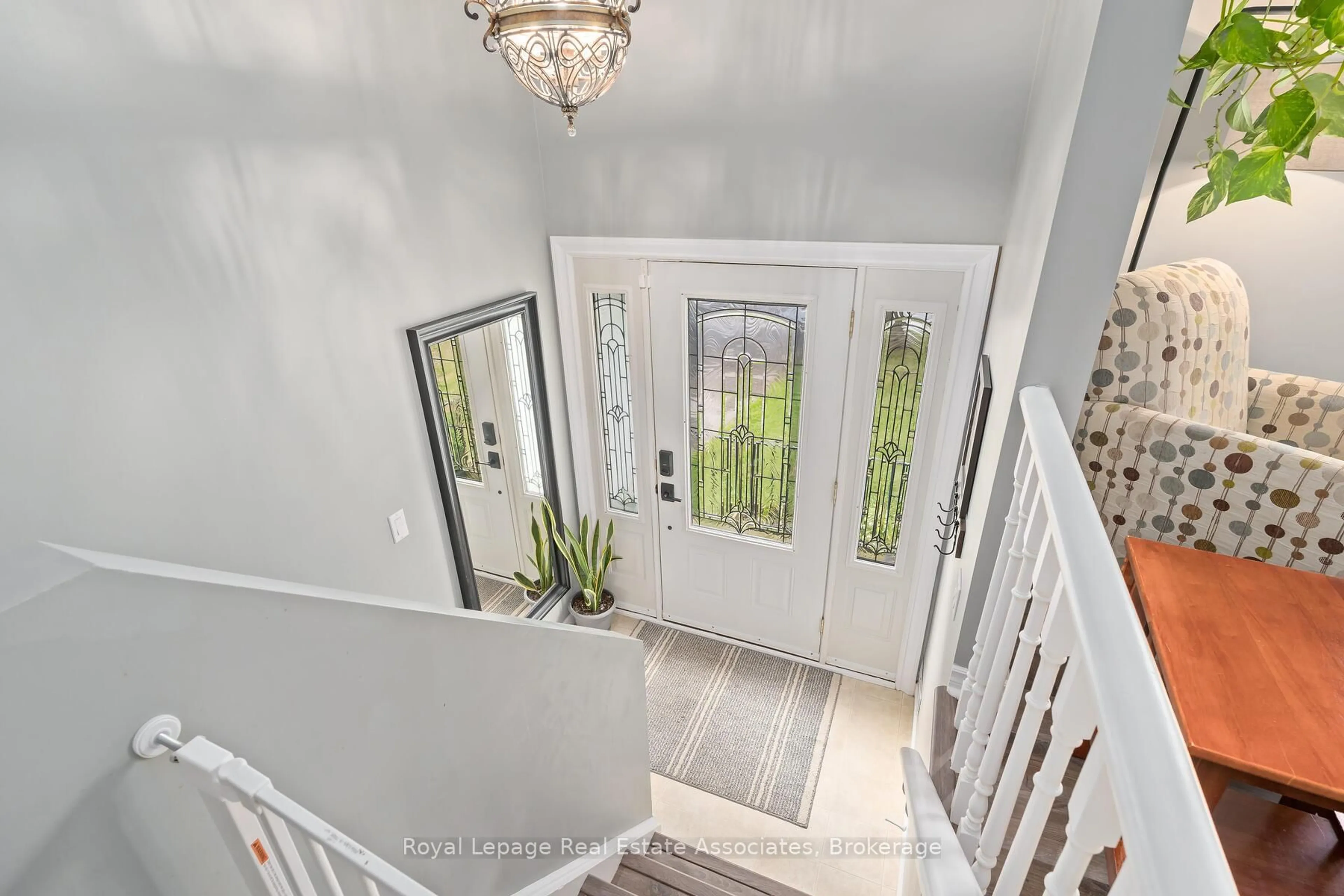 Indoor entryway for 28 Adams Crt, Halton Hills Ontario L7J 2V8