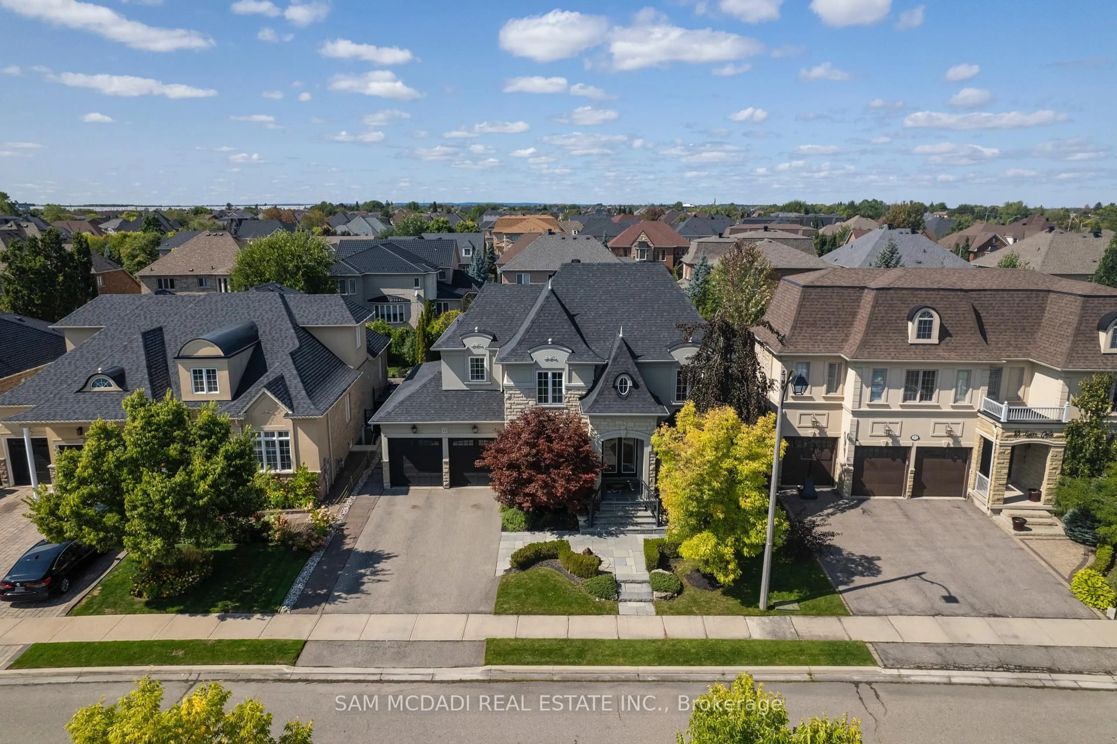 A pic from outside/outdoor area/front of a property/back of a property/a pic from drone, street for 11 Louvre Circ, Brampton Ontario L6P 1W2