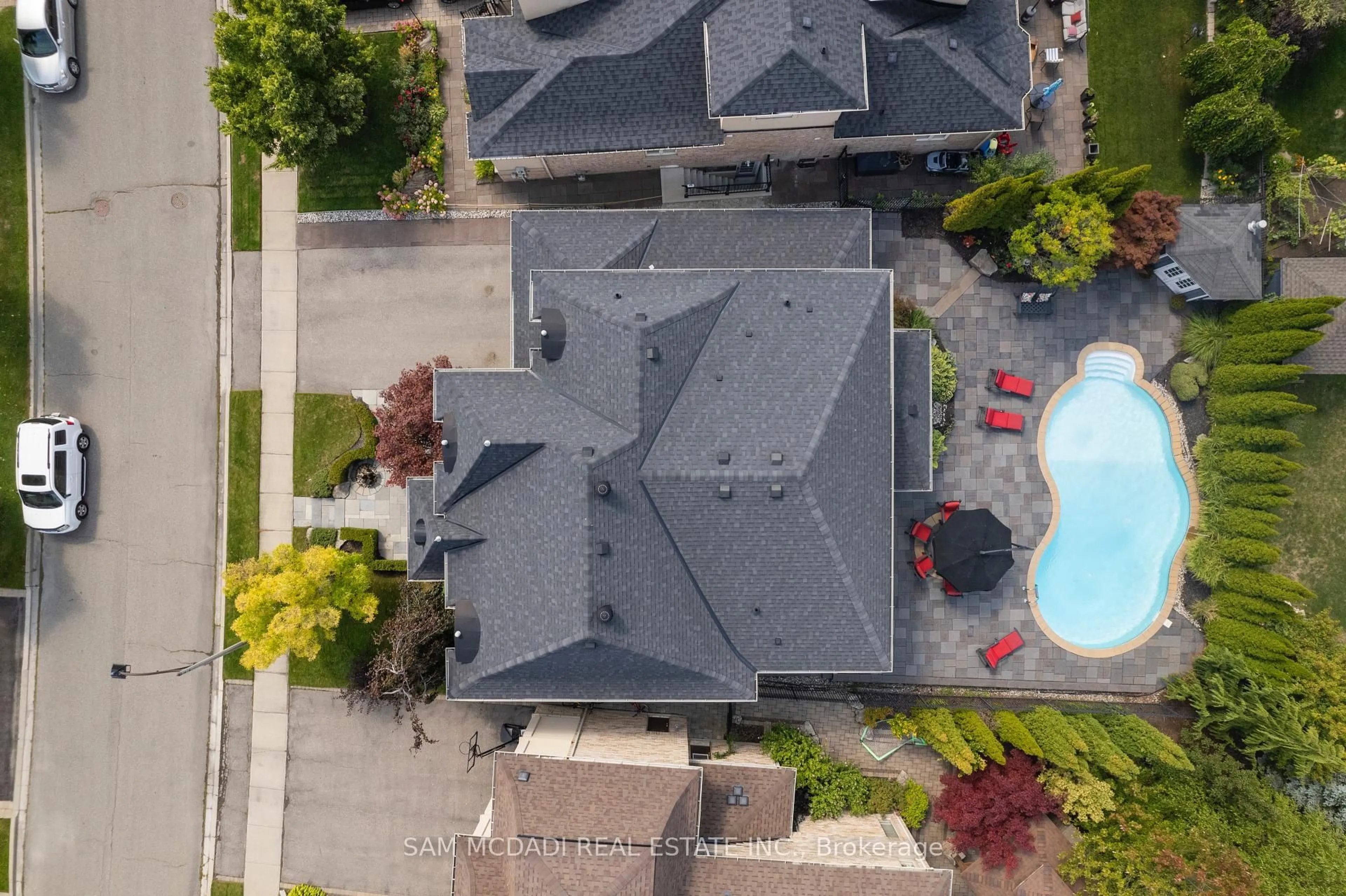 A pic from outside/outdoor area/front of a property/back of a property/a pic from drone, street for 11 Louvre Circ, Brampton Ontario L6P 1W2