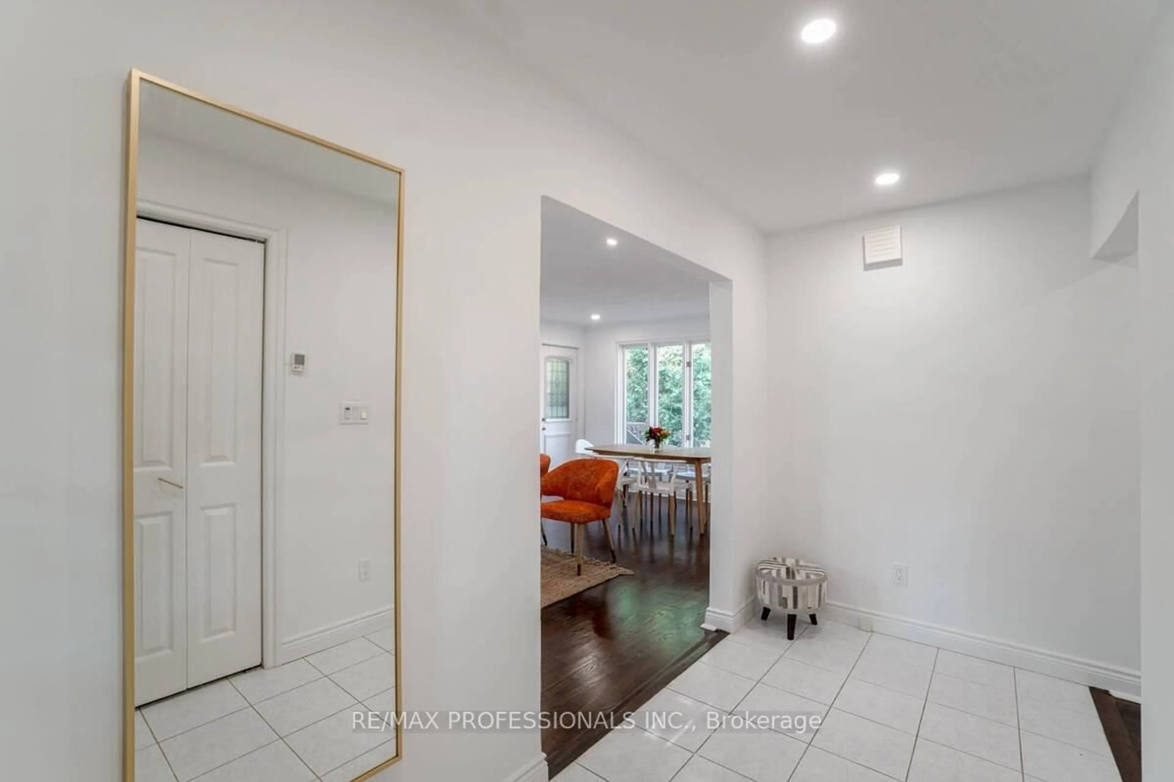 Indoor entryway for 58 Old Oak Rd, Toronto Ontario M9A 2W2