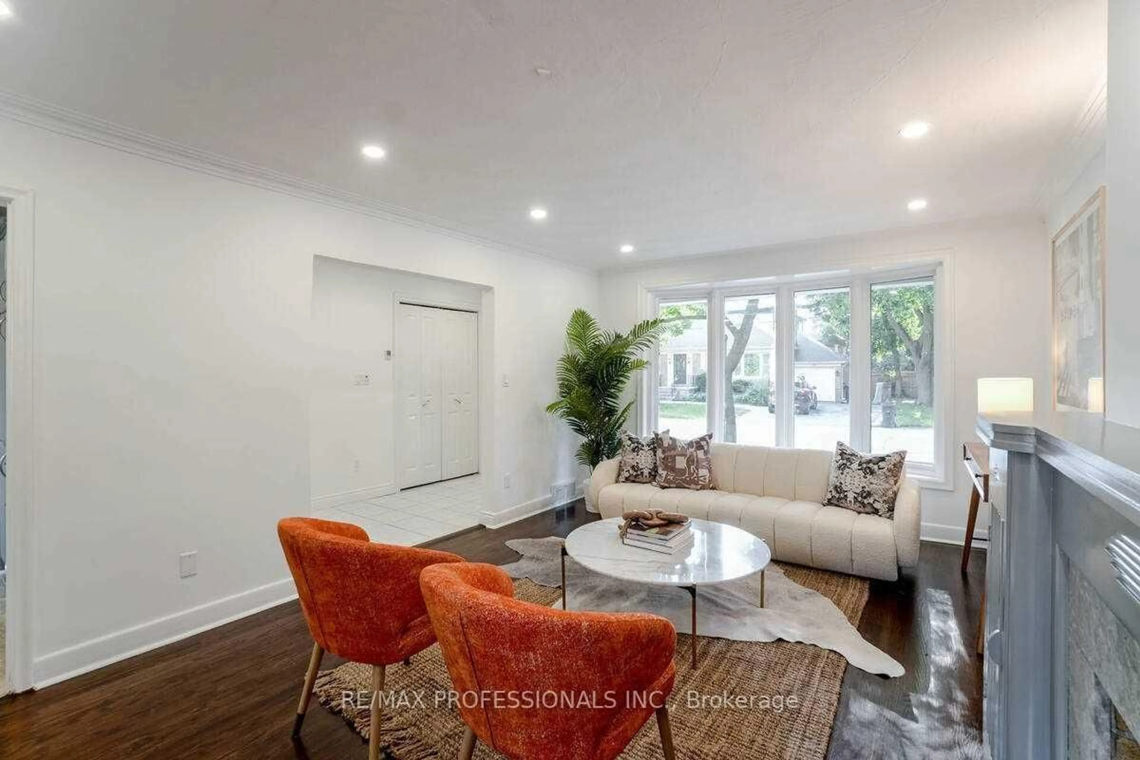 Living room with furniture, unknown for 58 Old Oak Rd, Toronto Ontario M9A 2W2