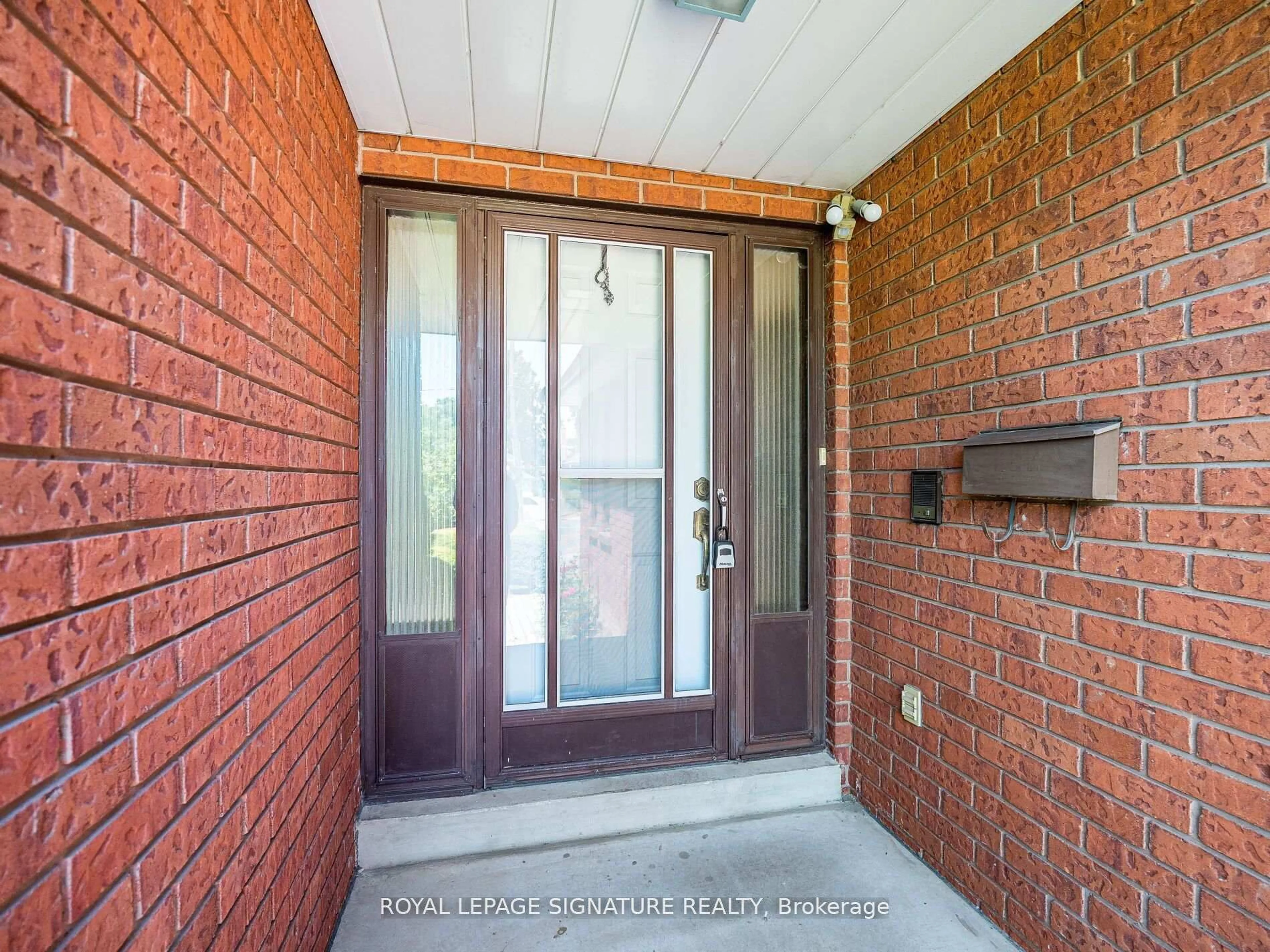 Indoor entryway for 155 Silverhill Dr, Toronto Ontario M9B 6J5