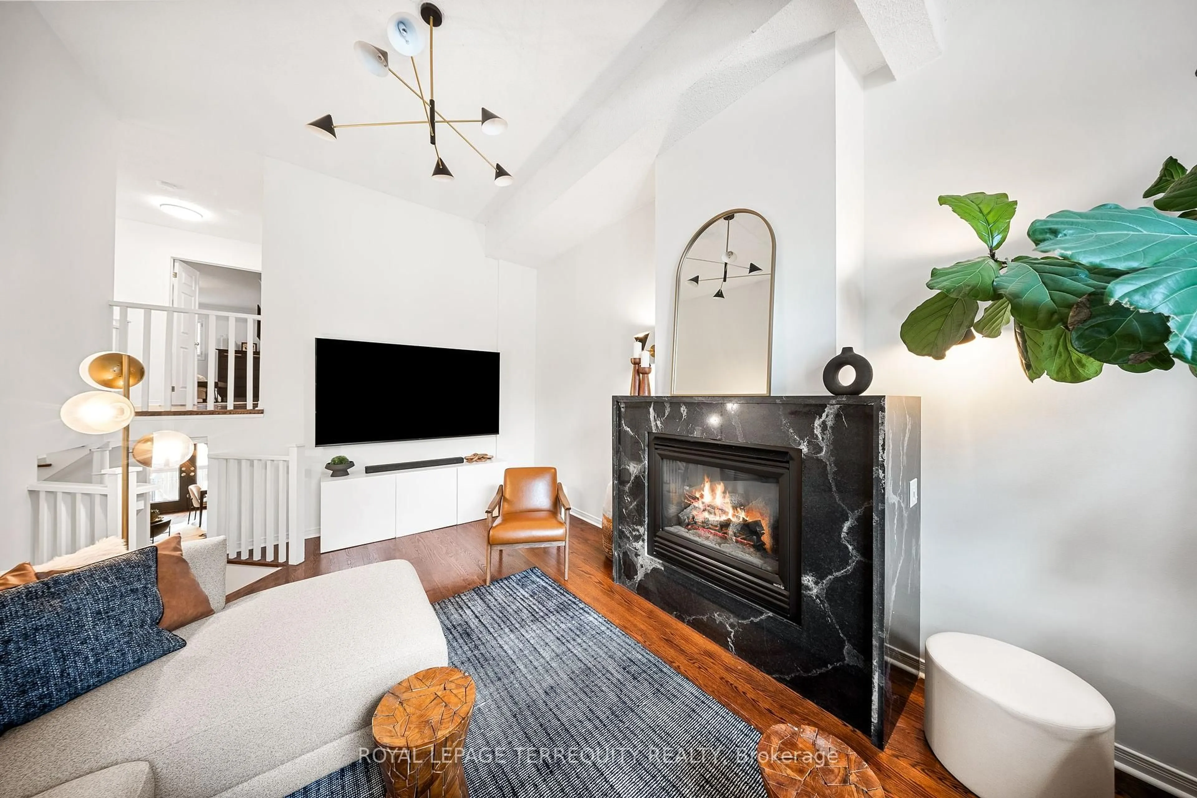 Living room with furniture, unknown for 1066 Chateau Crt, Mississauga Ontario L5H 4J8
