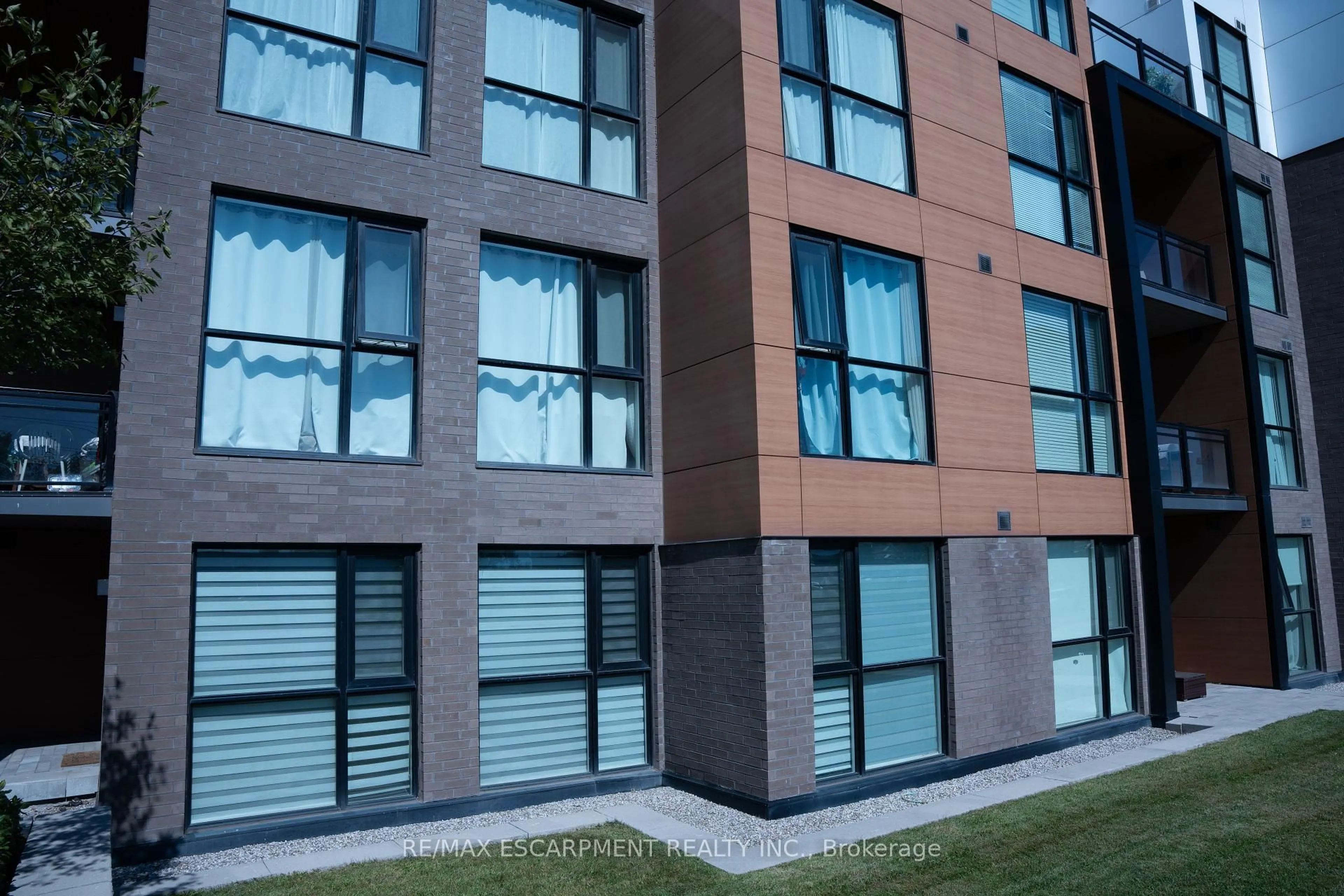 Unknown for 210 Sabina Dr #103, Oakville Ontario L6H 7C3