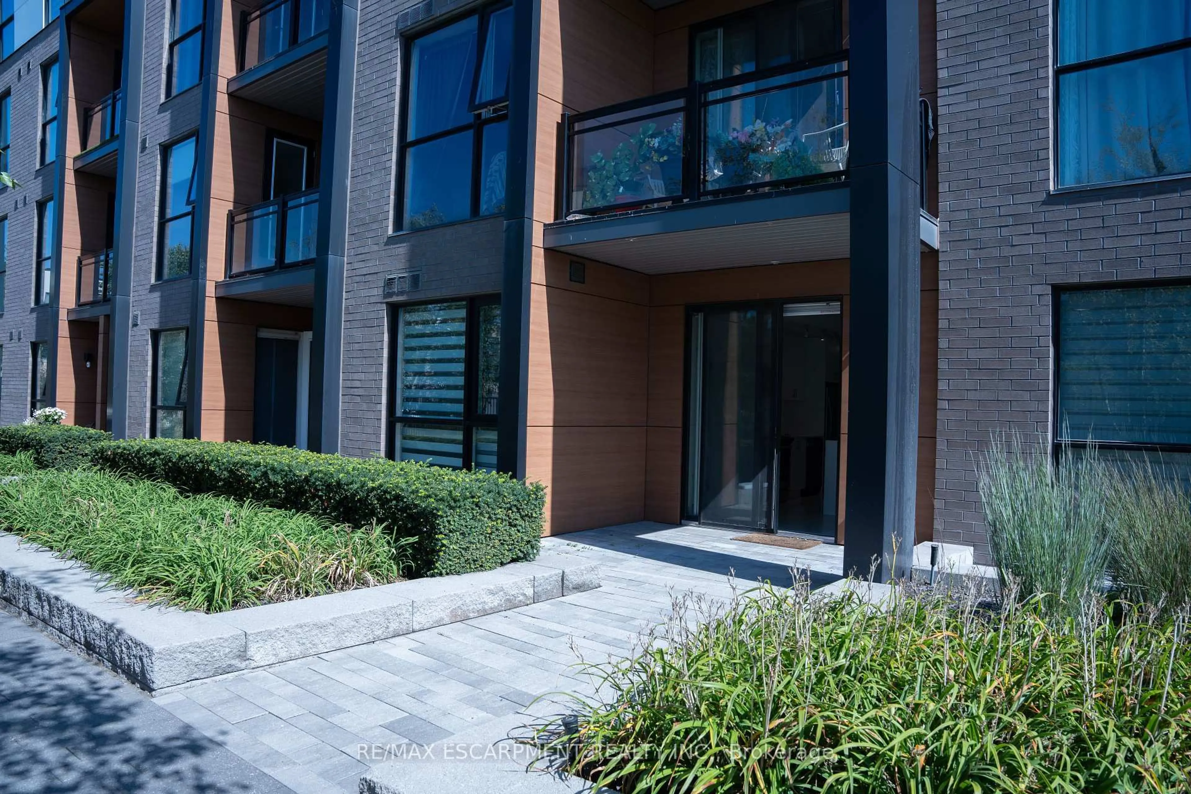 Indoor foyer for 210 Sabina Dr #103, Oakville Ontario L6H 7C3
