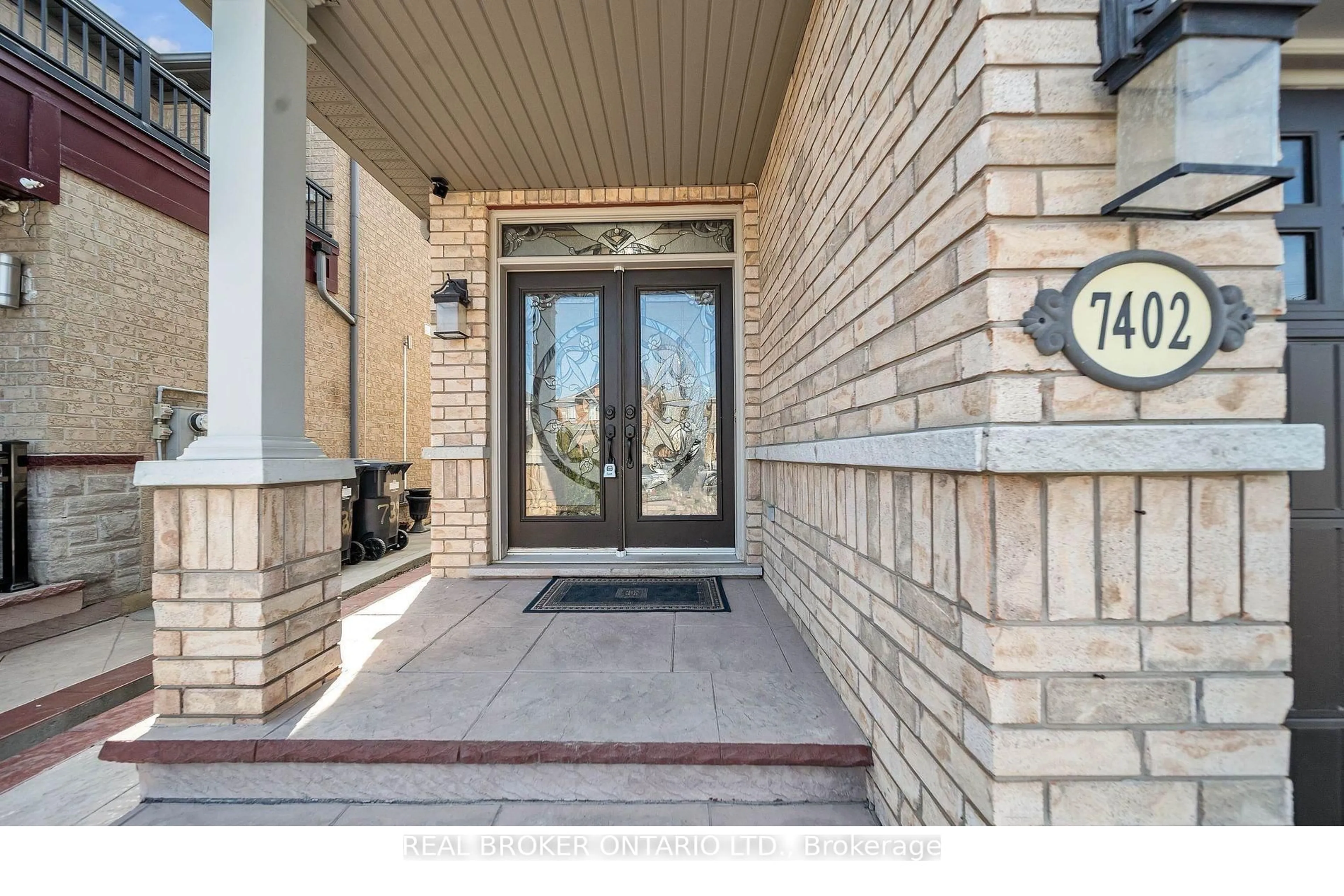 Indoor entryway for 7402 Saint Barbara Blvd, Mississauga Ontario L5W 0C3