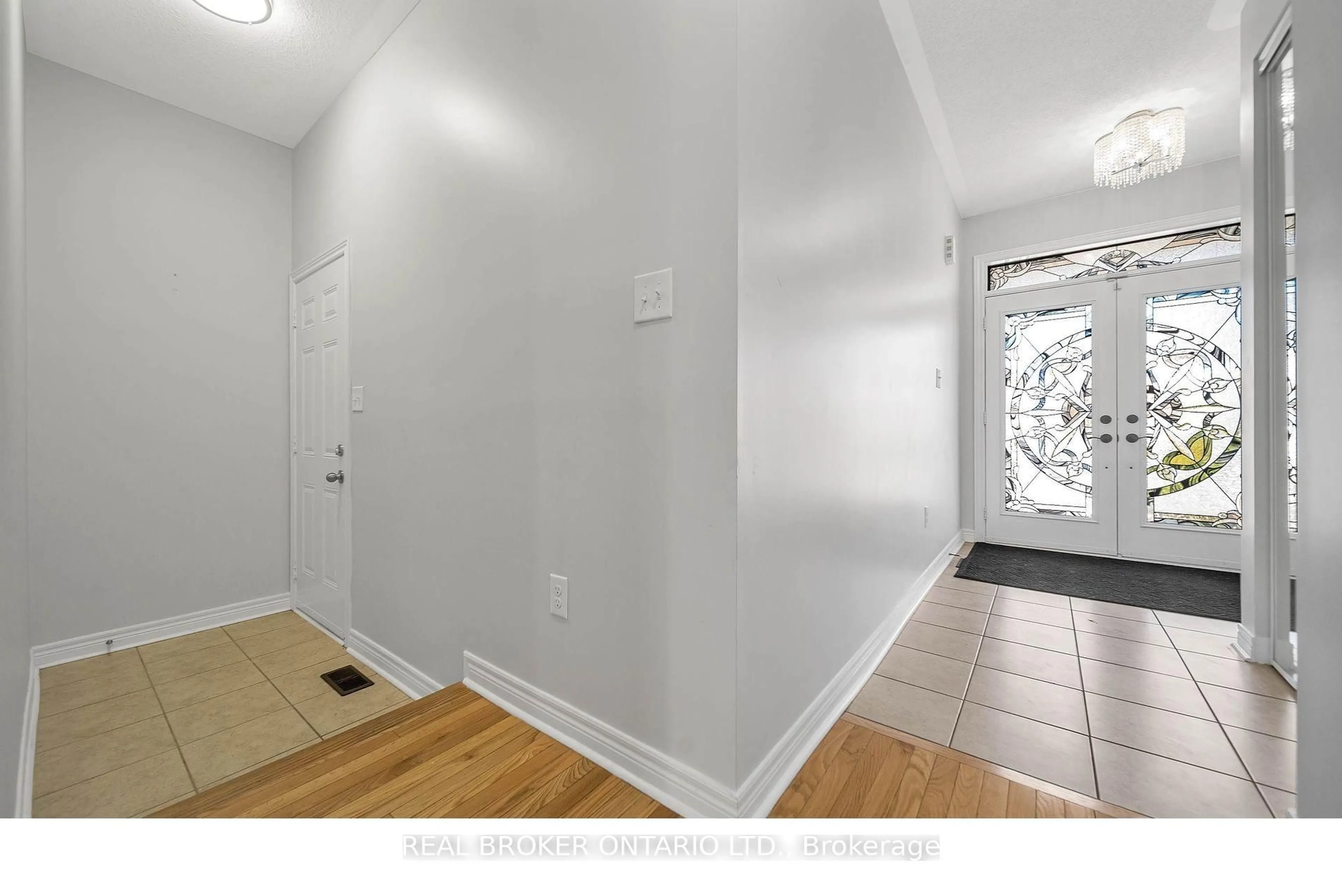 Indoor entryway for 7402 Saint Barbara Blvd, Mississauga Ontario L5W 0C3