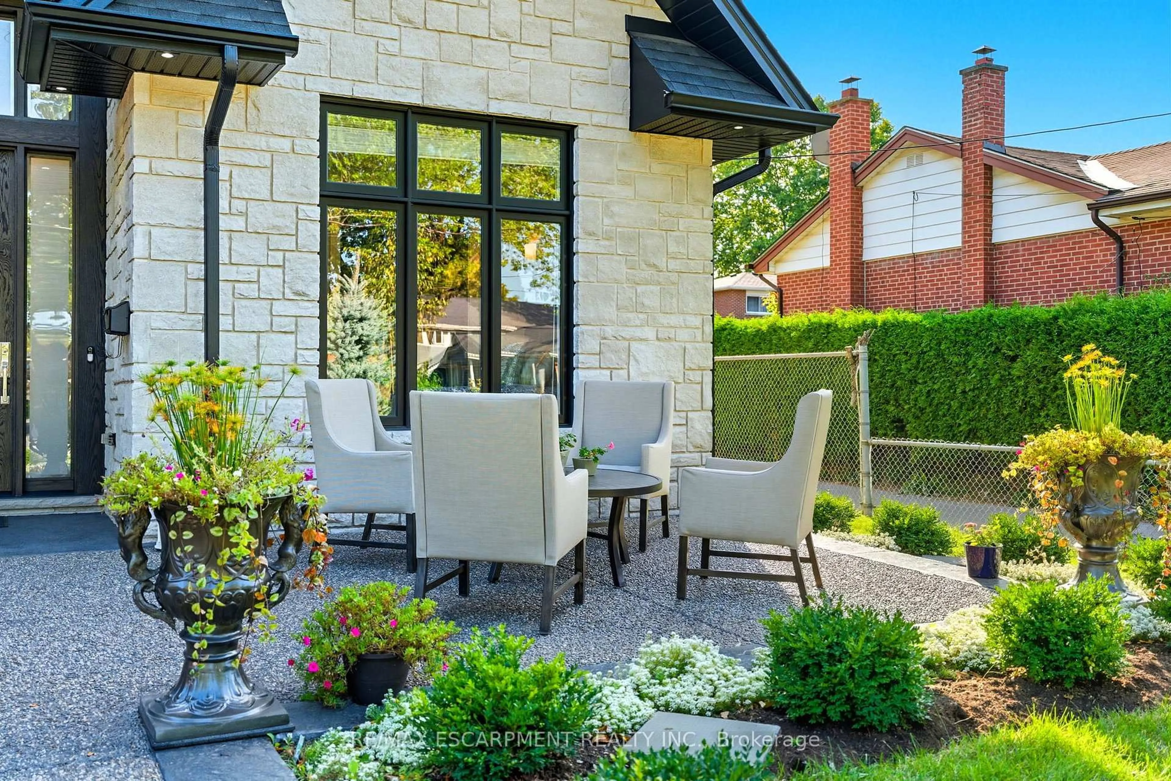 Patio, street for 1048 Dovercourt Ave, Burlington Ontario L7T 3C2