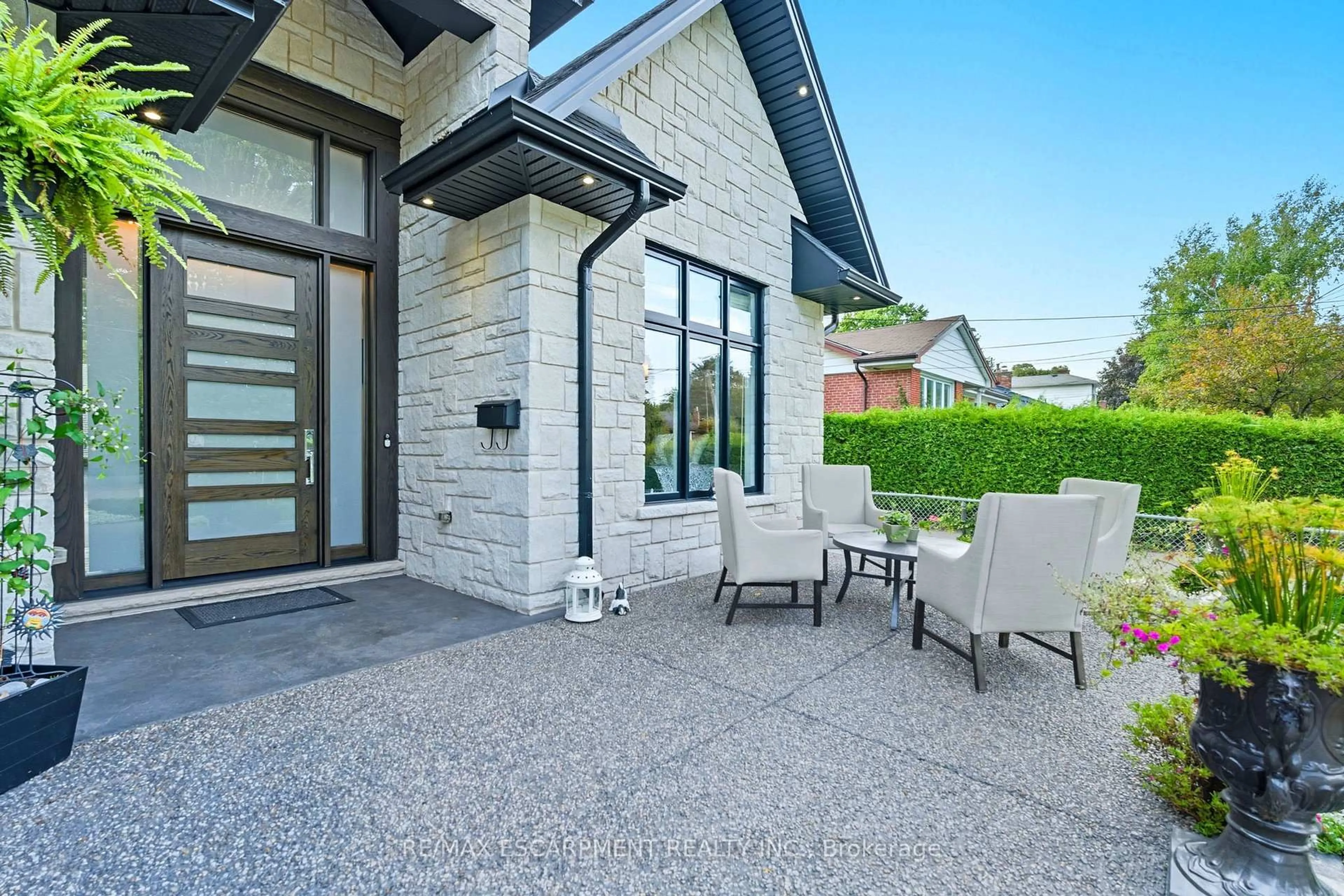 Home with brick exterior material, street for 1048 Dovercourt Ave, Burlington Ontario L7T 3C2