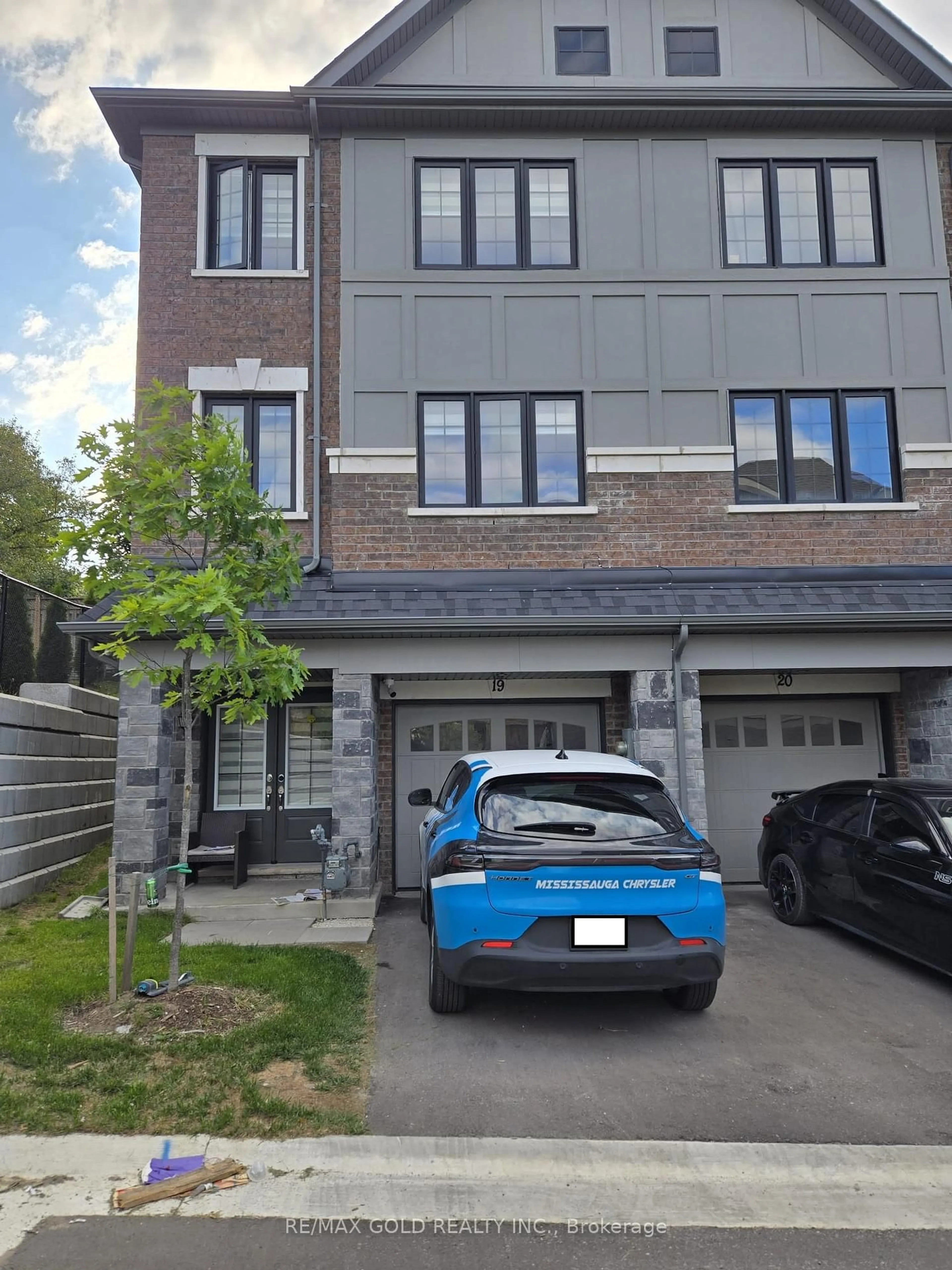 A pic from outside/outdoor area/front of a property/back of a property/a pic from drone, street for 68 First St #19, Orangeville Ontario L9W 2E6
