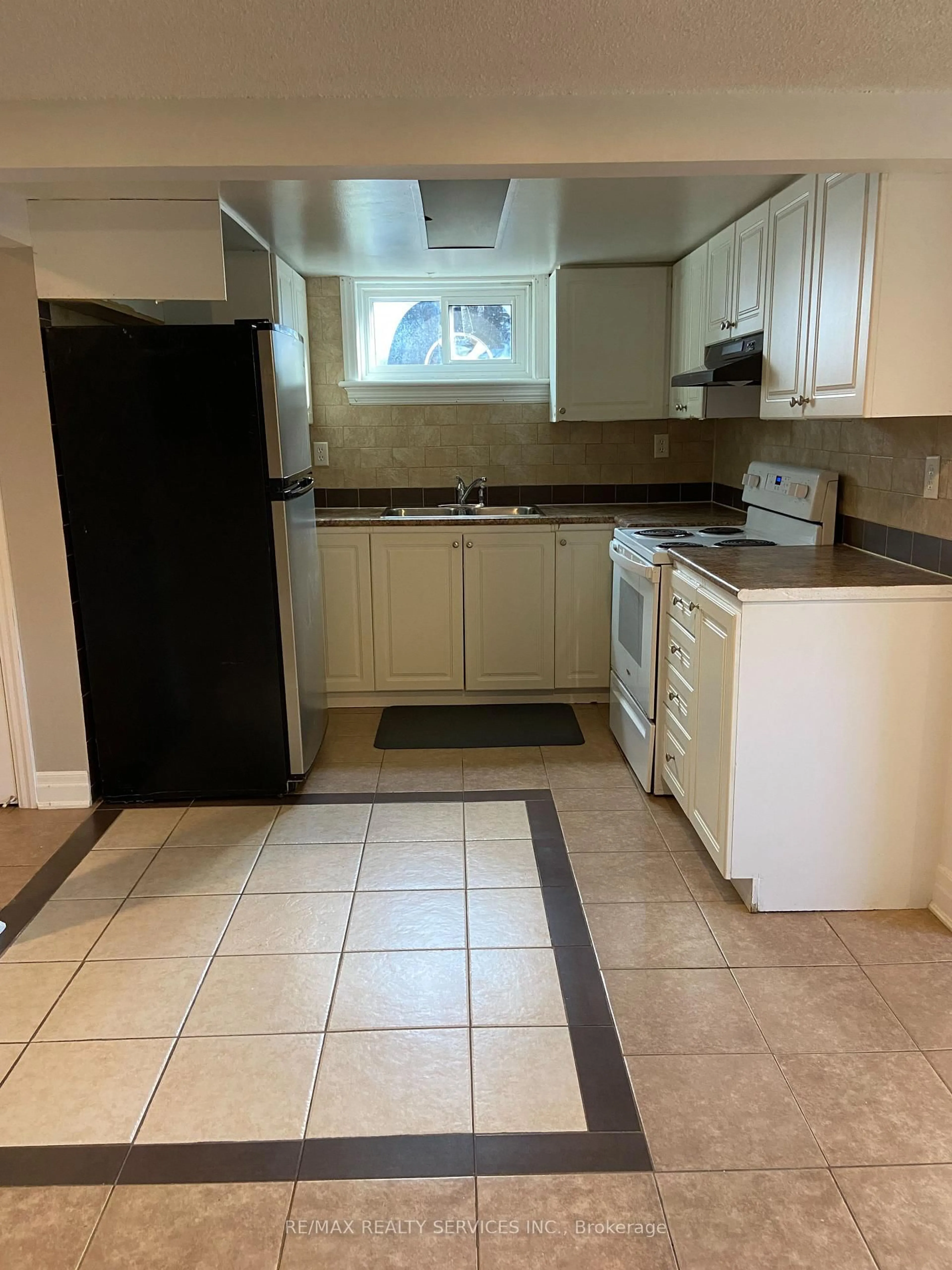 Standard kitchen, unknown for 10 Chatsworth Dr, Brampton Ontario L6X 2L9