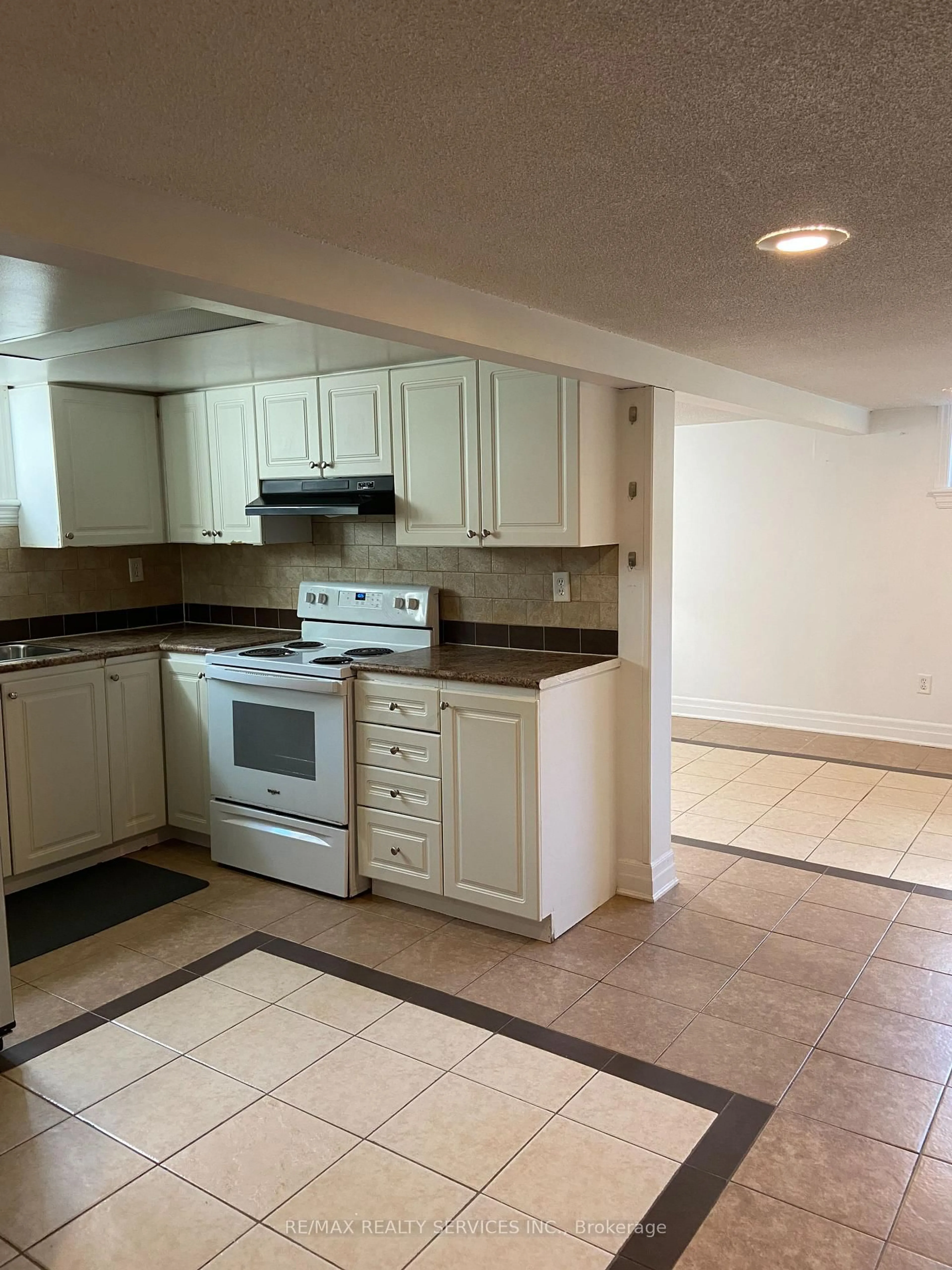 Standard kitchen, ceramic/tile floor for 10 Chatsworth Dr, Brampton Ontario L6X 2L9