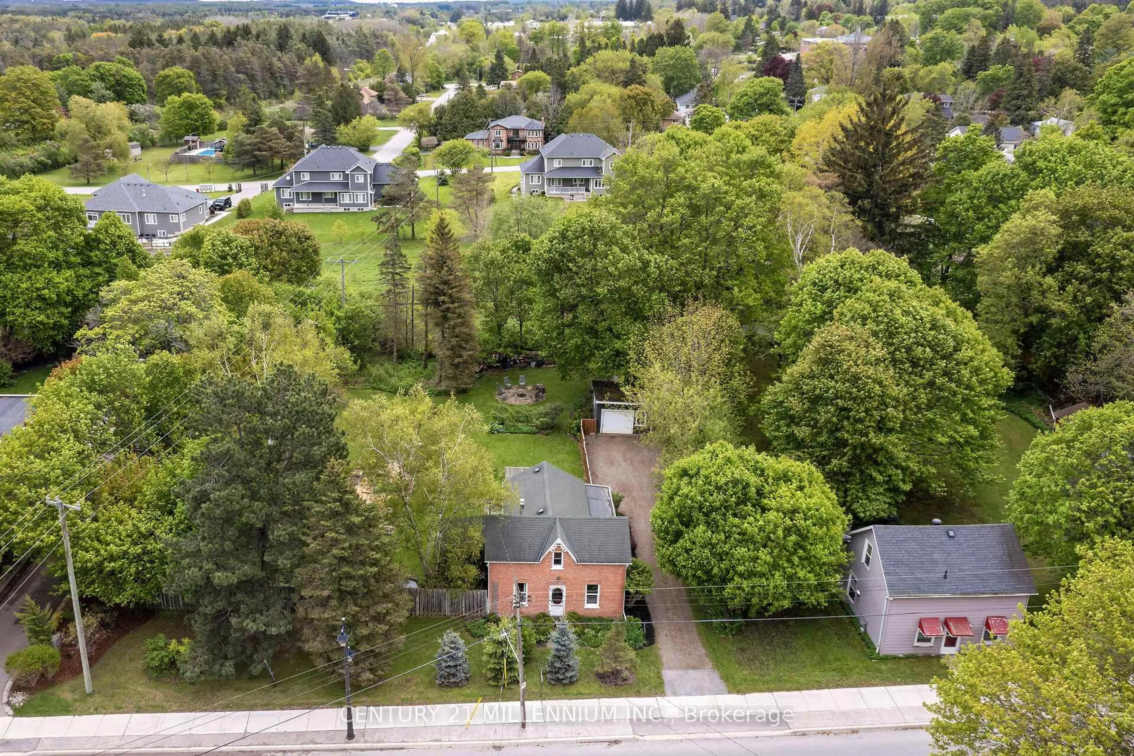 A pic from outside/outdoor area/front of a property/back of a property/a pic from drone, street for 1551 Queen St, Caledon Ontario L7K 0C2