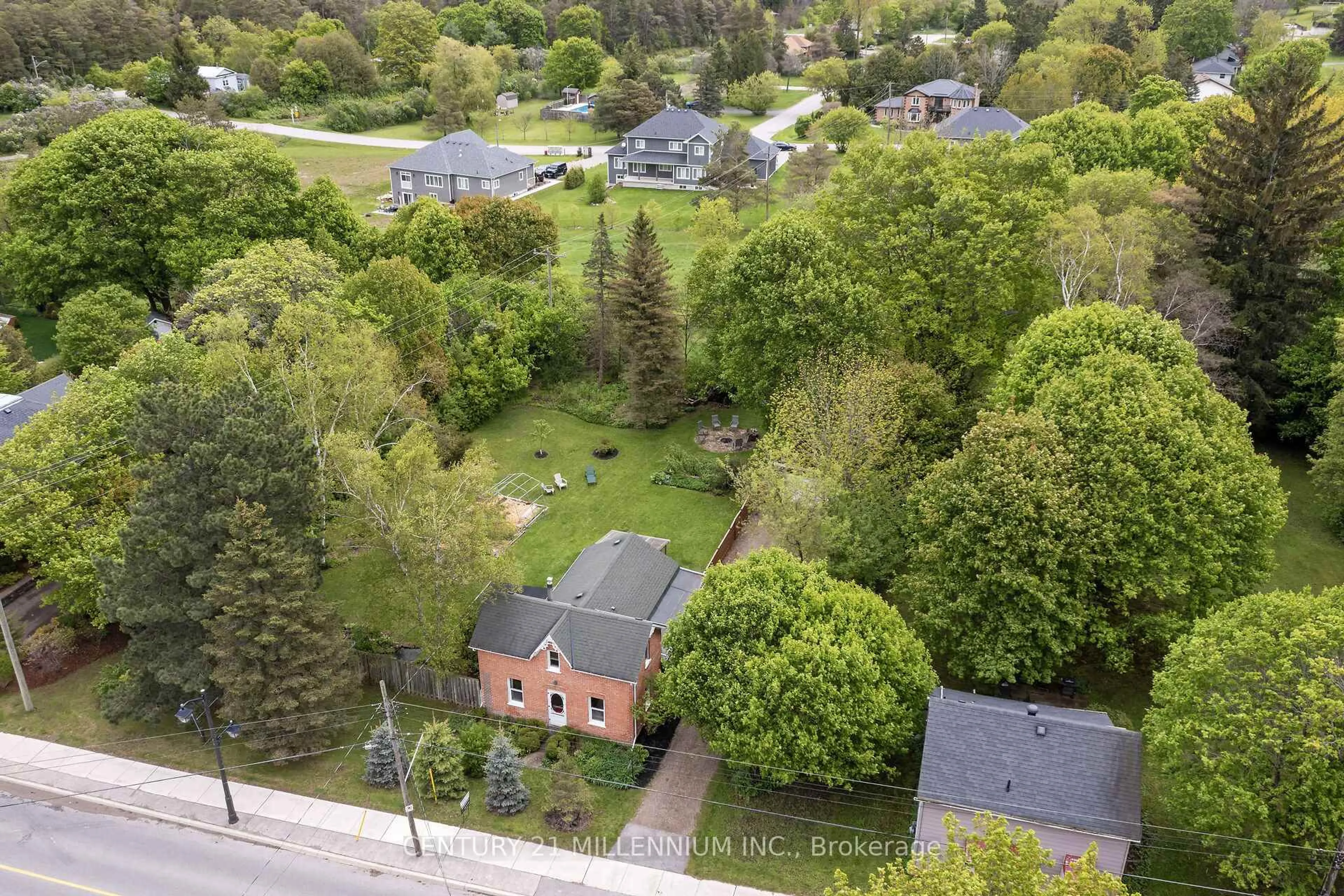 A pic from outside/outdoor area/front of a property/back of a property/a pic from drone, street for 1551 Queen St, Caledon Ontario L7K 0C2