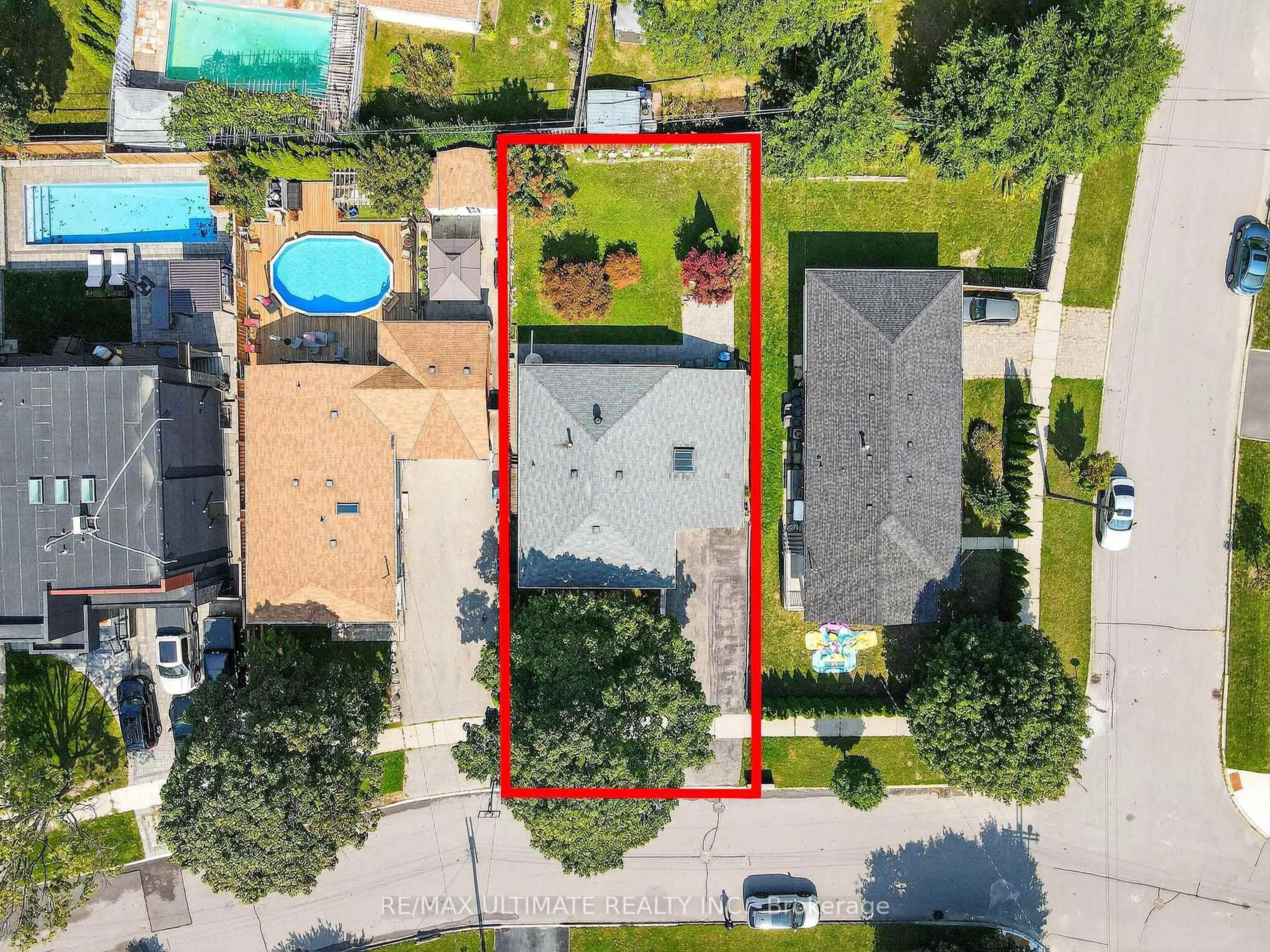 A pic from outside/outdoor area/front of a property/back of a property/a pic from drone, street for 18 Courtwright Rd, Toronto Ontario M9C 4B4