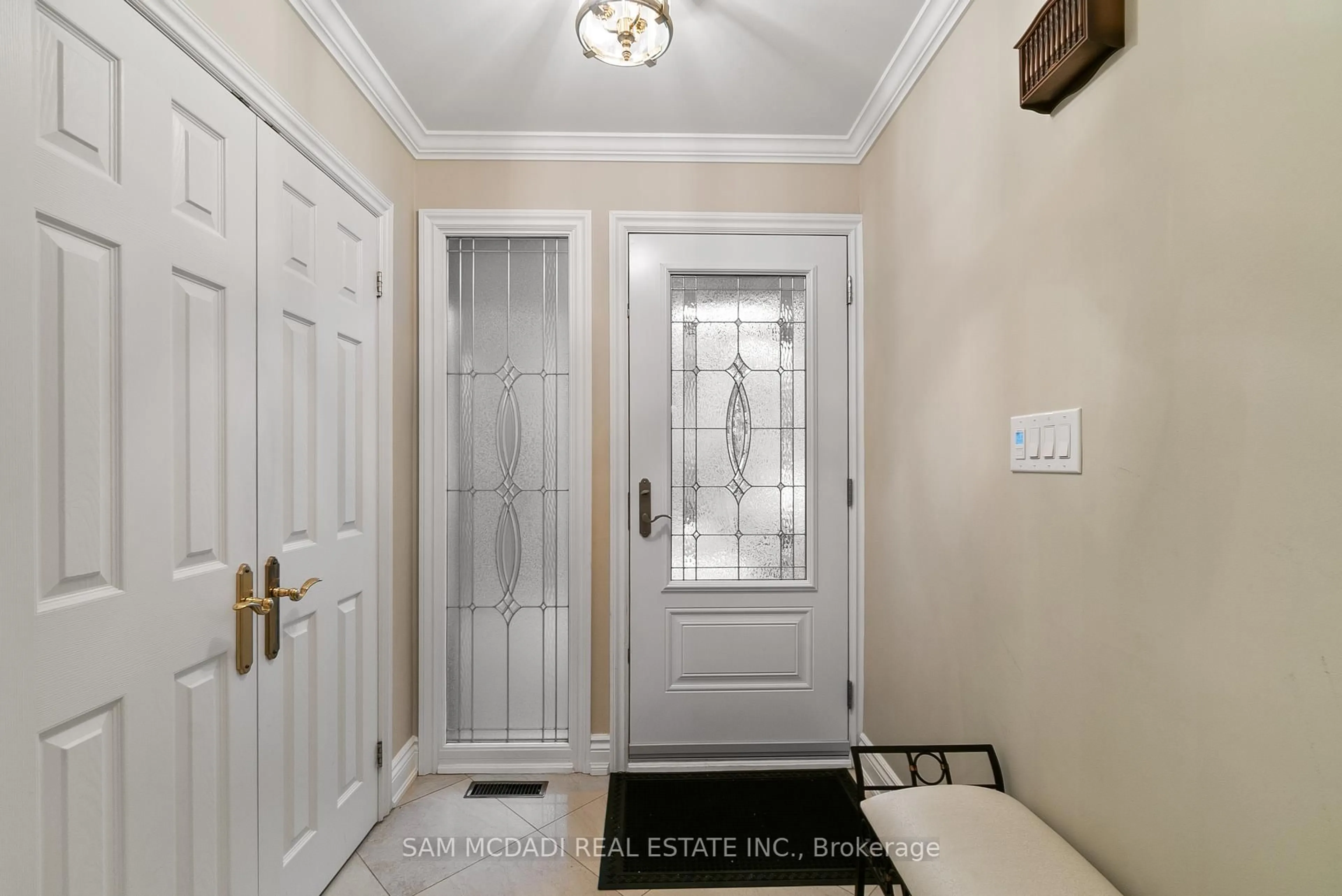 Indoor entryway for 1383 Watersedge Rd, Mississauga Ontario L5J 1A3