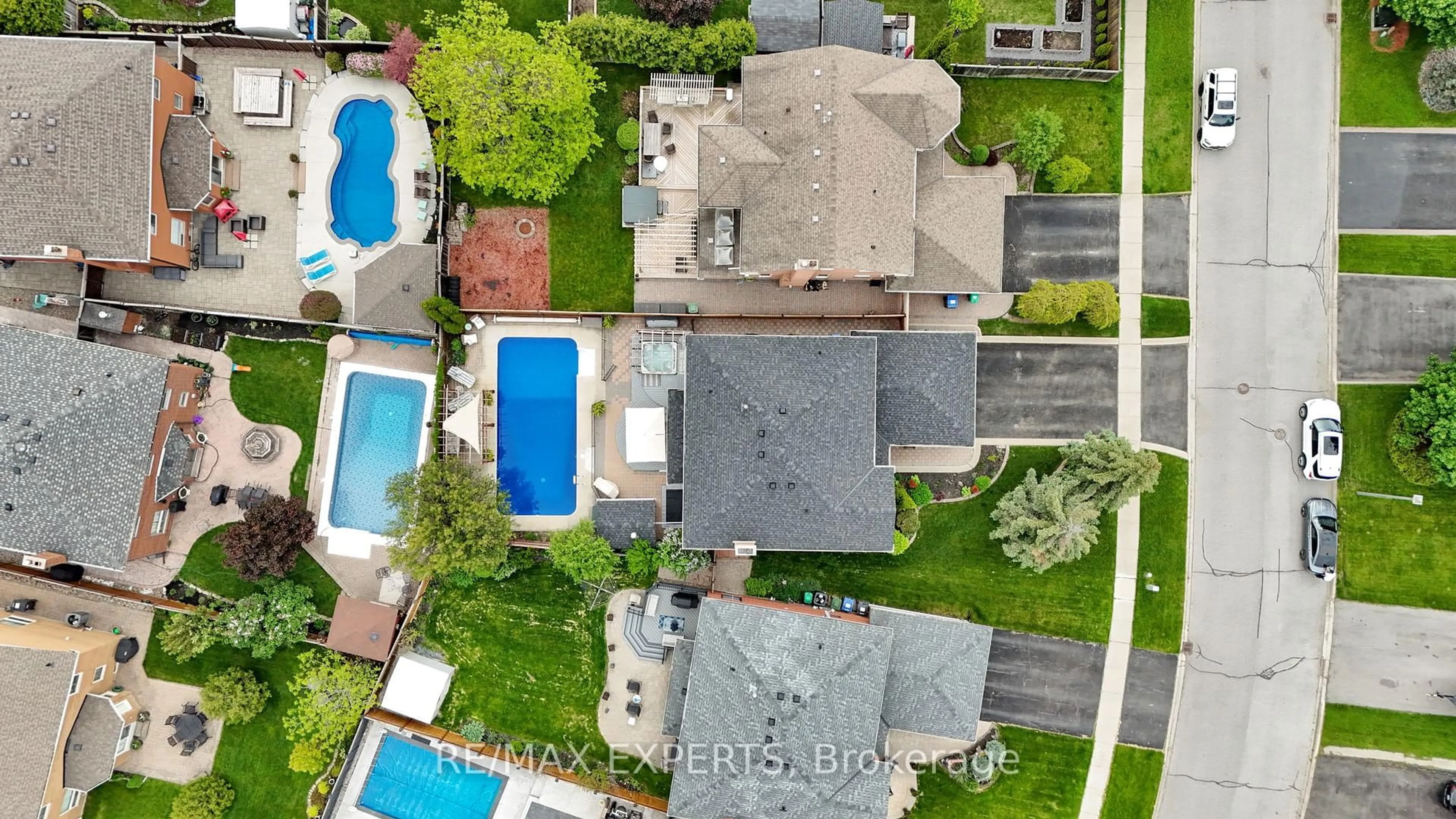 A pic from outside/outdoor area/front of a property/back of a property/a pic from drone, street for 60 Taylorwood Ave, Caledon Ontario L7E 1J5