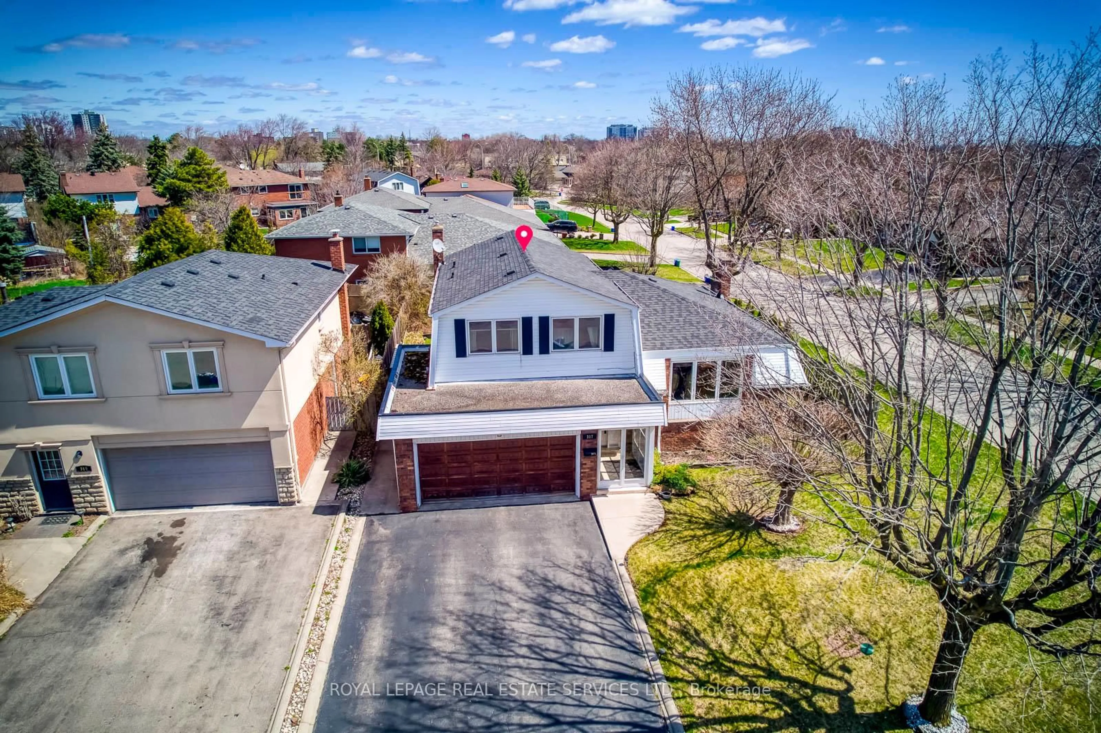 A pic from outside/outdoor area/front of a property/back of a property/a pic from drone, street for 317 Ulric Cres, Oakville Ontario L6K 3R3