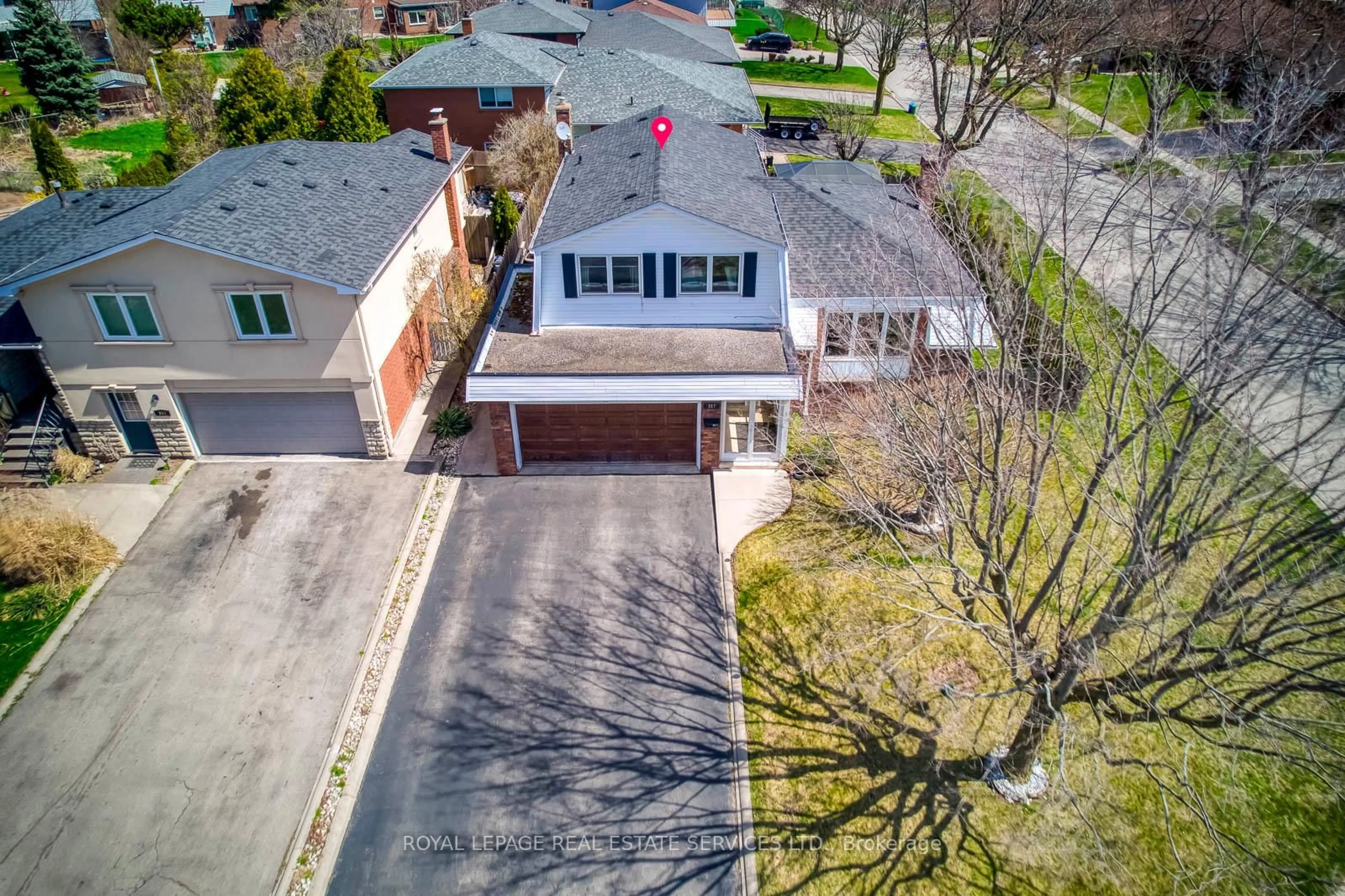A pic from outside/outdoor area/front of a property/back of a property/a pic from drone, street for 317 Ulric Cres, Oakville Ontario L6K 3R3
