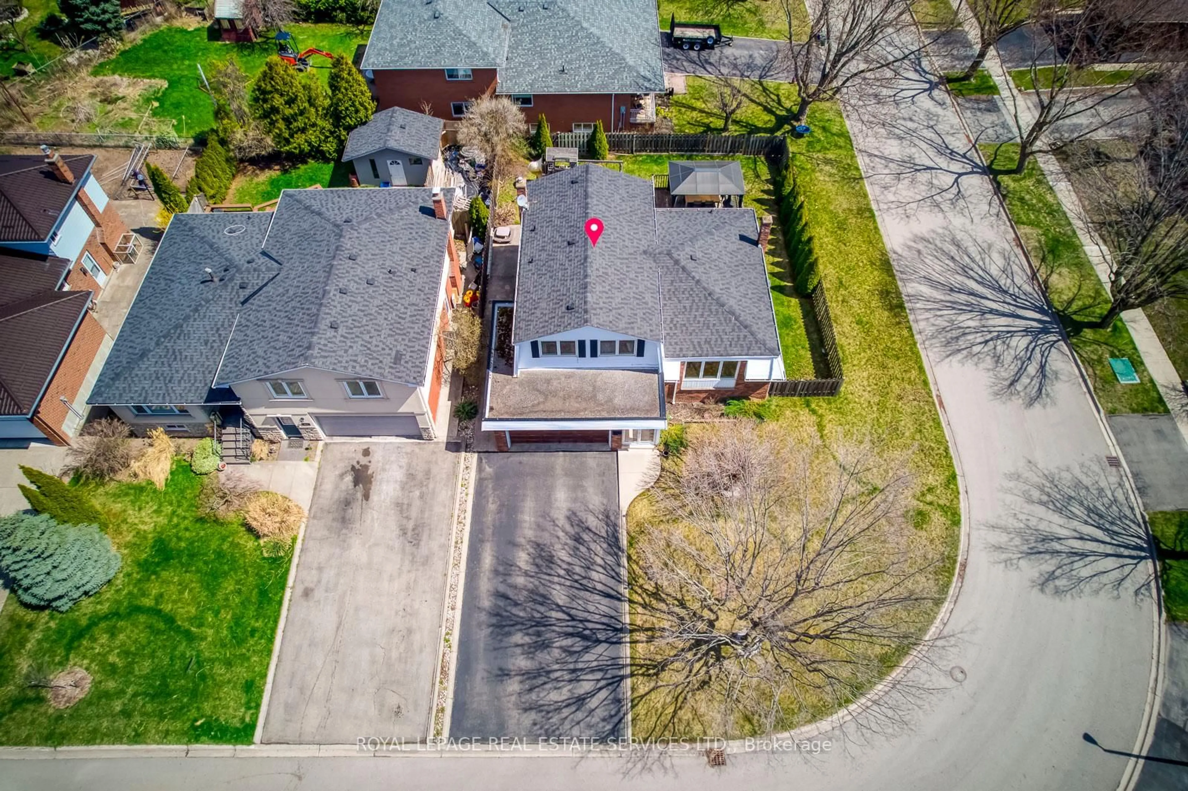 A pic from outside/outdoor area/front of a property/back of a property/a pic from drone, street for 317 Ulric Cres, Oakville Ontario L6K 3R3