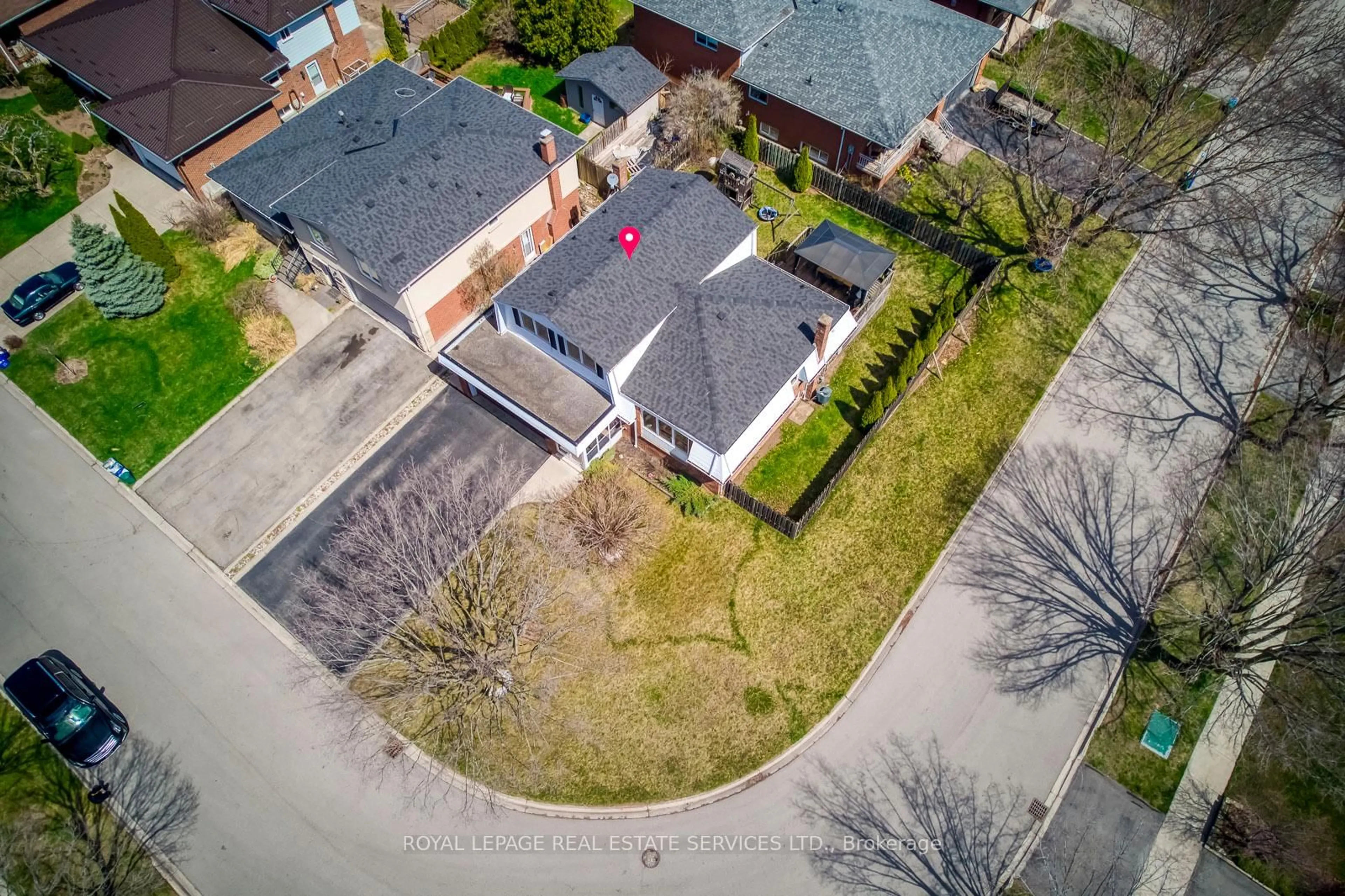 A pic from outside/outdoor area/front of a property/back of a property/a pic from drone, street for 317 Ulric Cres, Oakville Ontario L6K 3R3