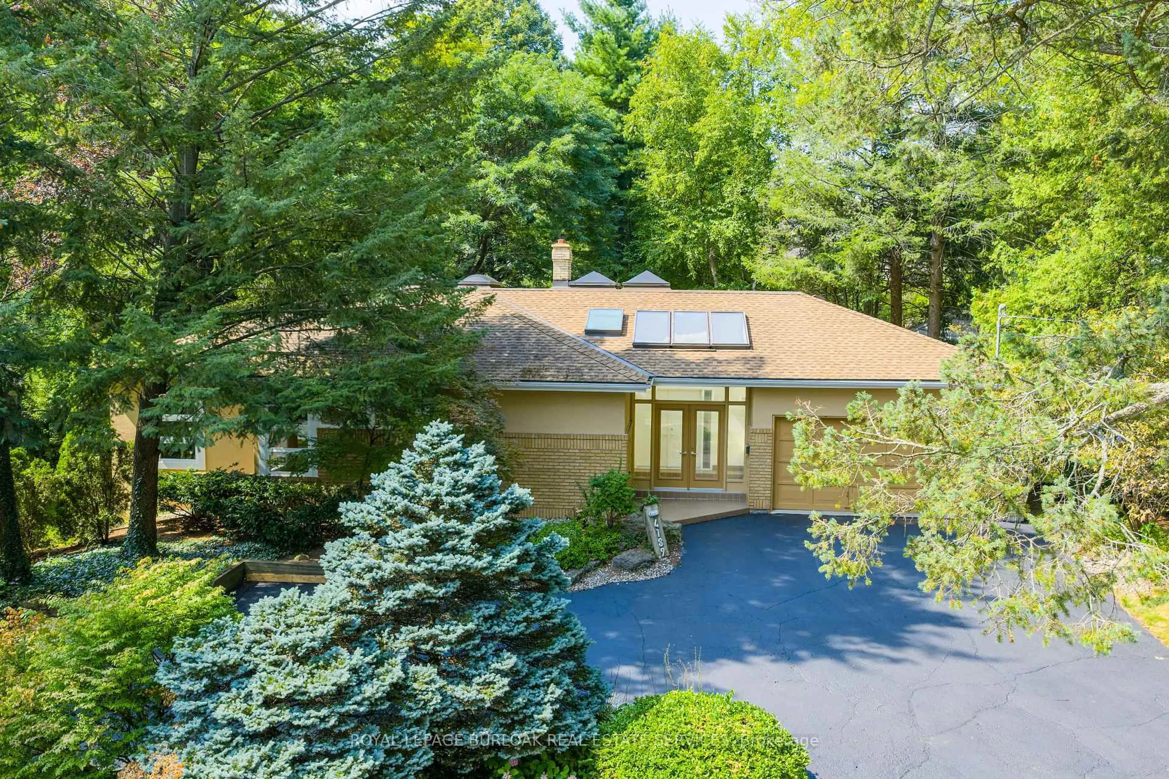 A pic from outside/outdoor area/front of a property/back of a property/a pic from drone, street for 4189 Inglewood Dr, Burlington Ontario L7L 1E3