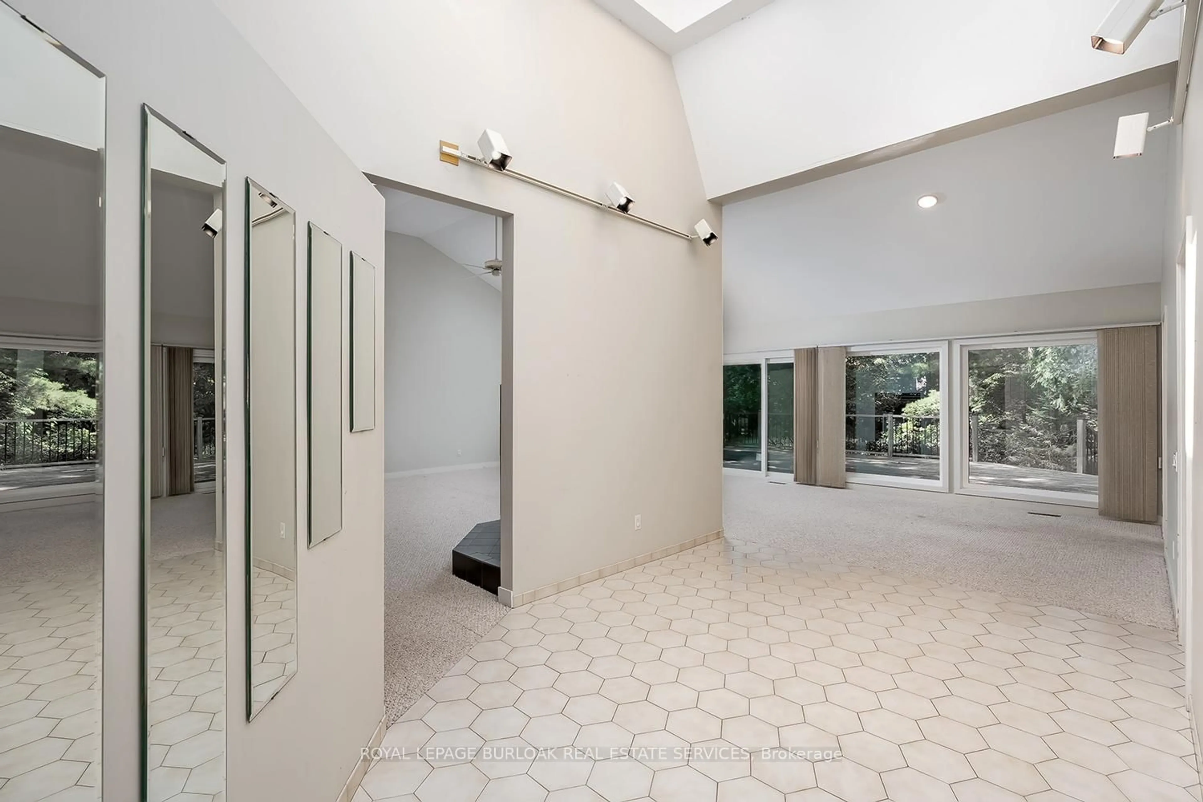 Indoor foyer for 4189 Inglewood Dr, Burlington Ontario L7L 1E3
